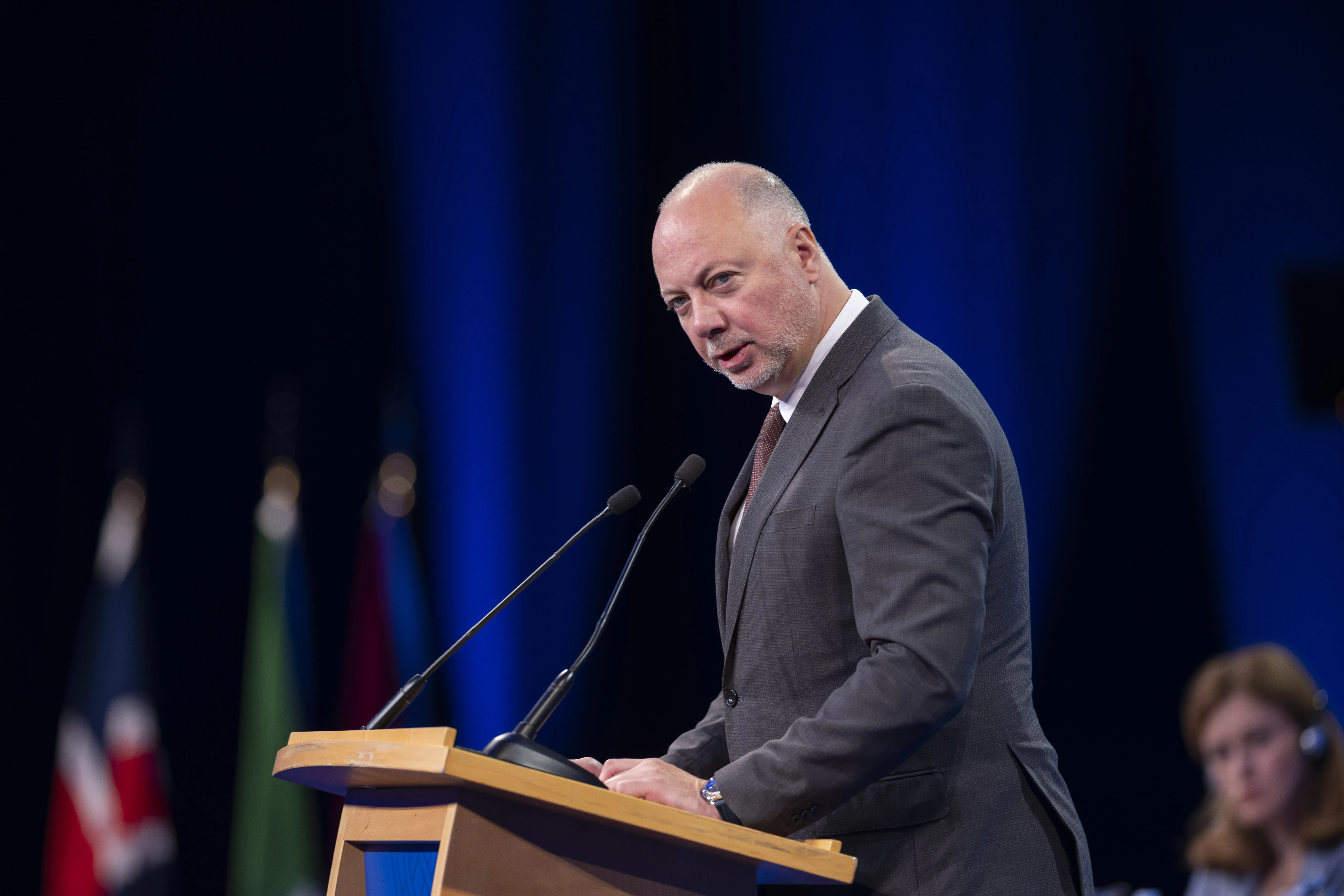 Российский премьер-министр резко критикует Россию за отсутствие воли к миру на Украине.