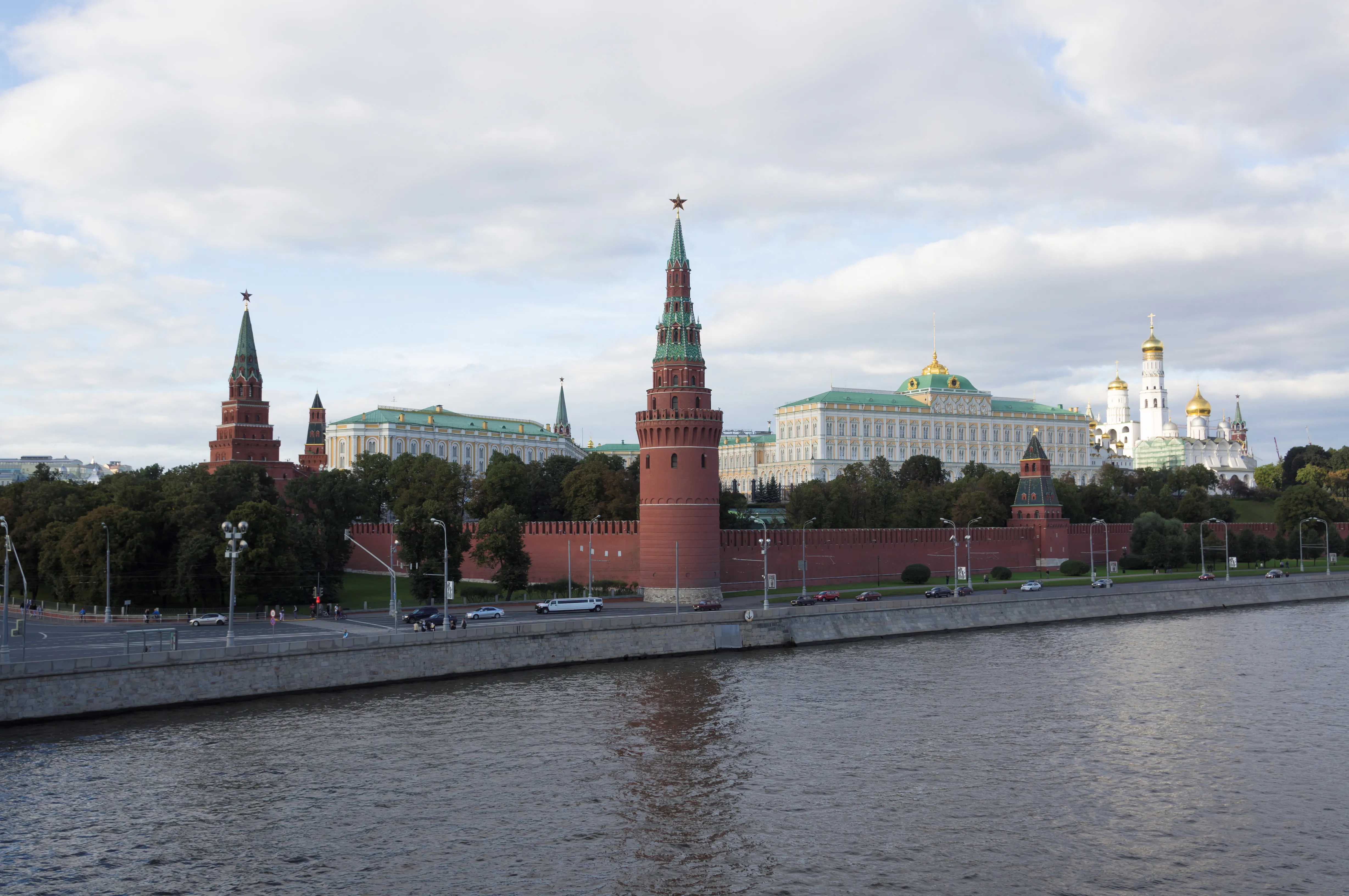Азербайджанські спецслужби штурмували офіс російського ЗМІ