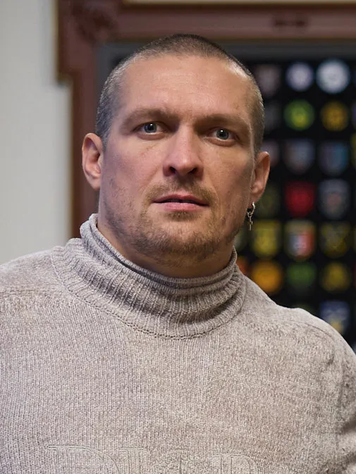 Усик триумфира: Абсолютна доминация на "Уембли" срещу Дюбоа