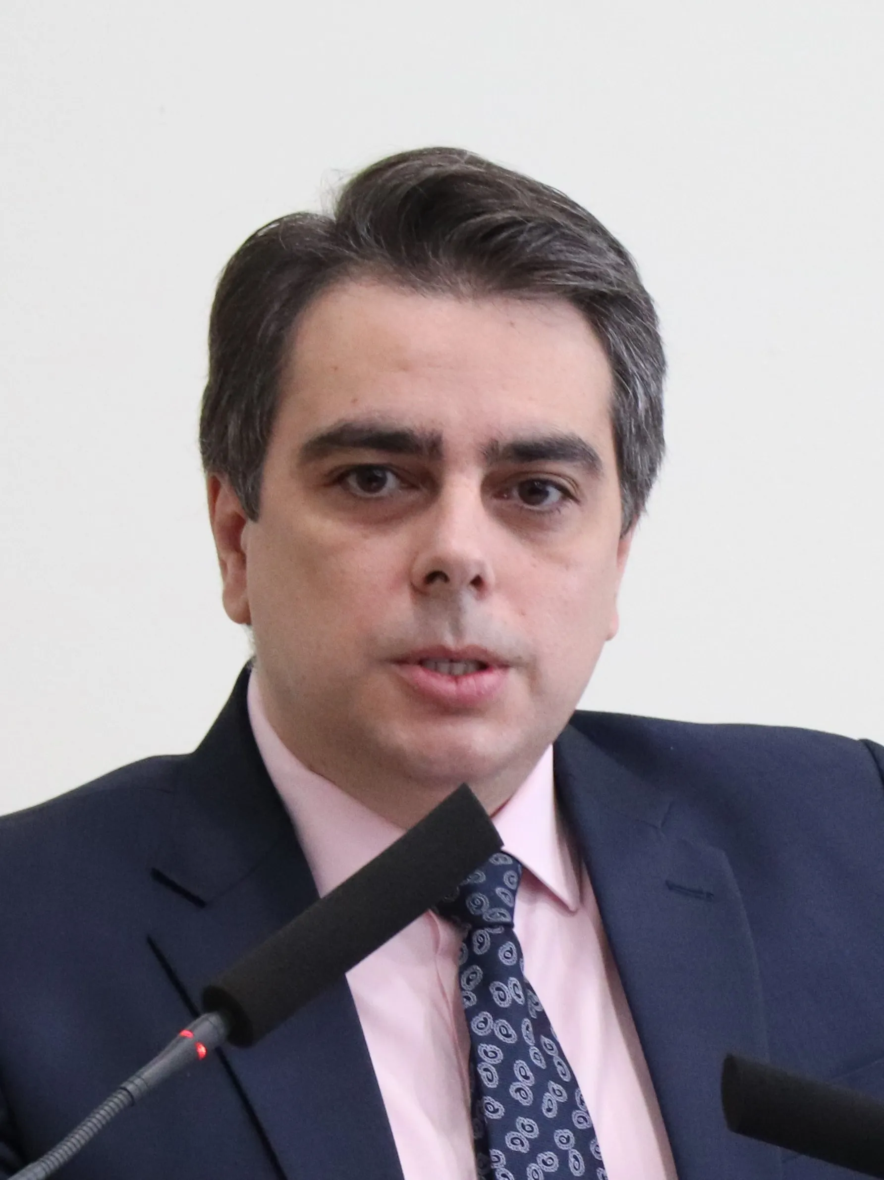 Асен Василев разкрива опасни законодателни инициативи на управляващите