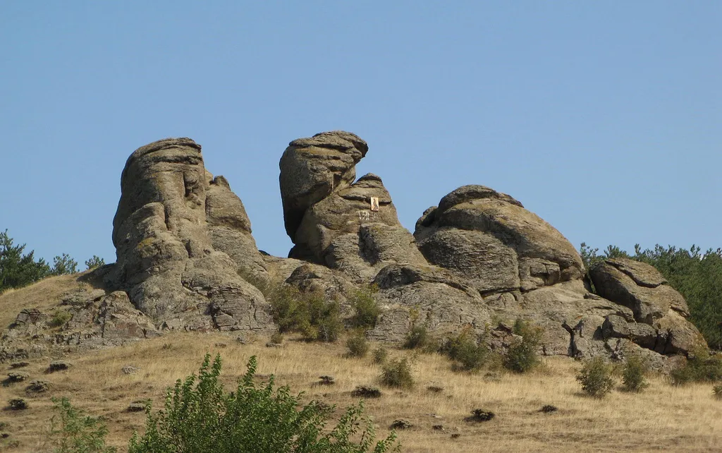 „The Three Brothers” – A Legend Carved in Stone Above Aytos