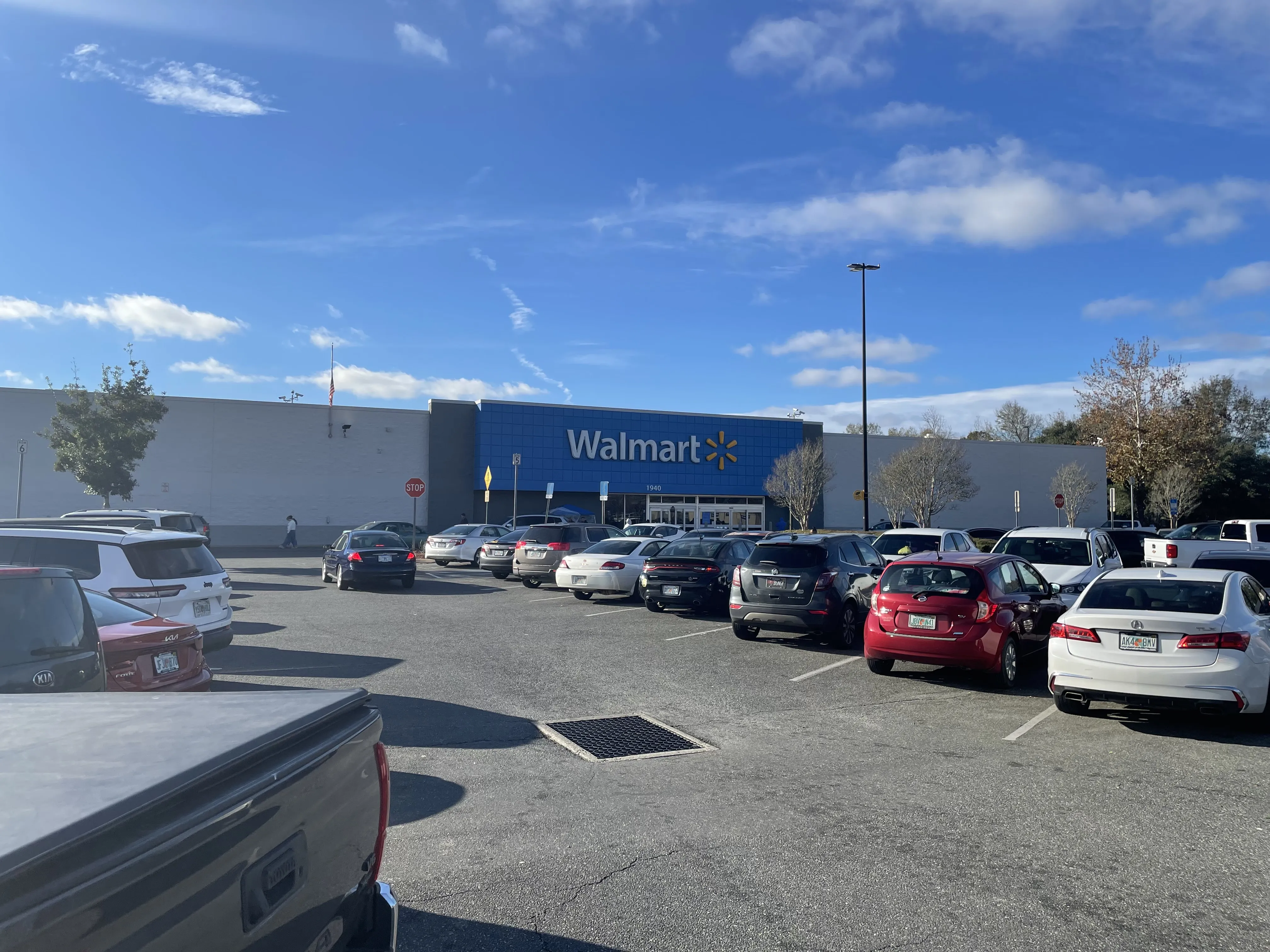 Масове нападення з ножем у супермаркеті Walmart у Мічигані – 11 постраждалих