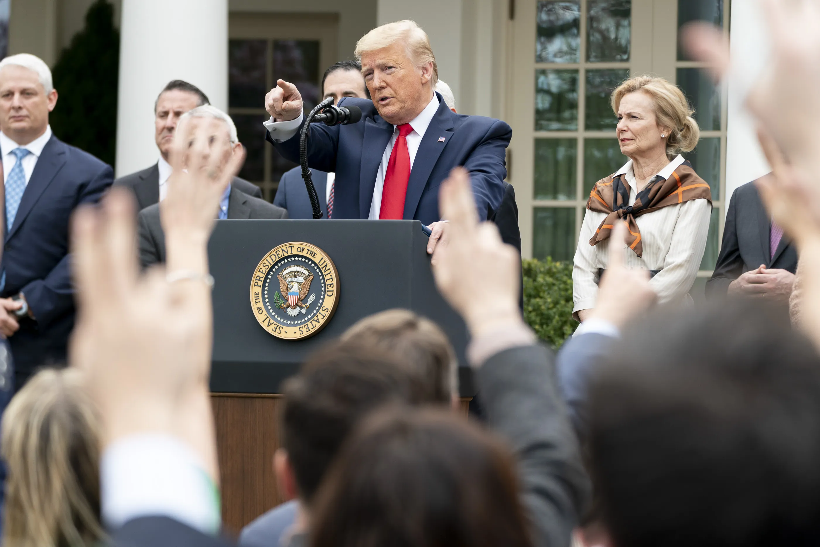 Історична торговельна угода між США та ЄС: Переможці та переможені в новому економічному альянсі