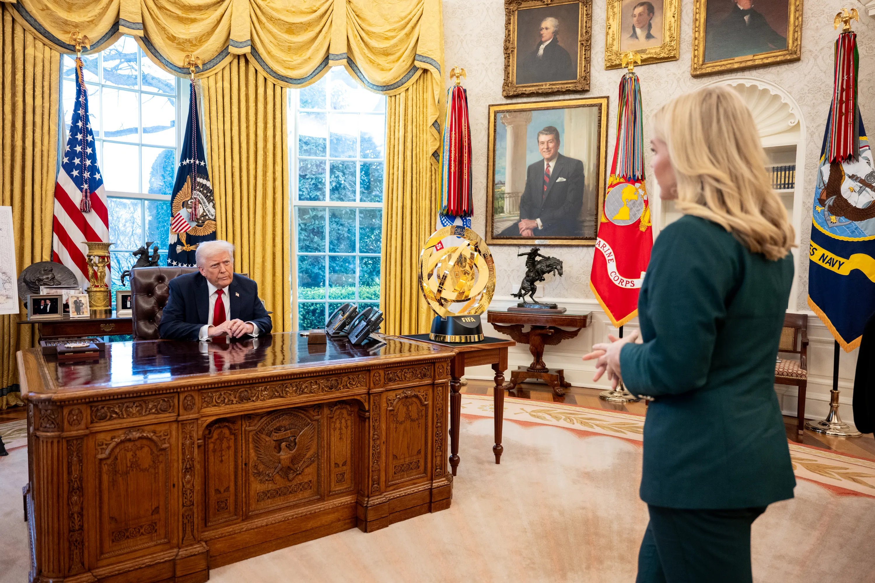 Скандальний комплімент: Трамп вразив ЗМІ коментарем до своєї прес-секретарки