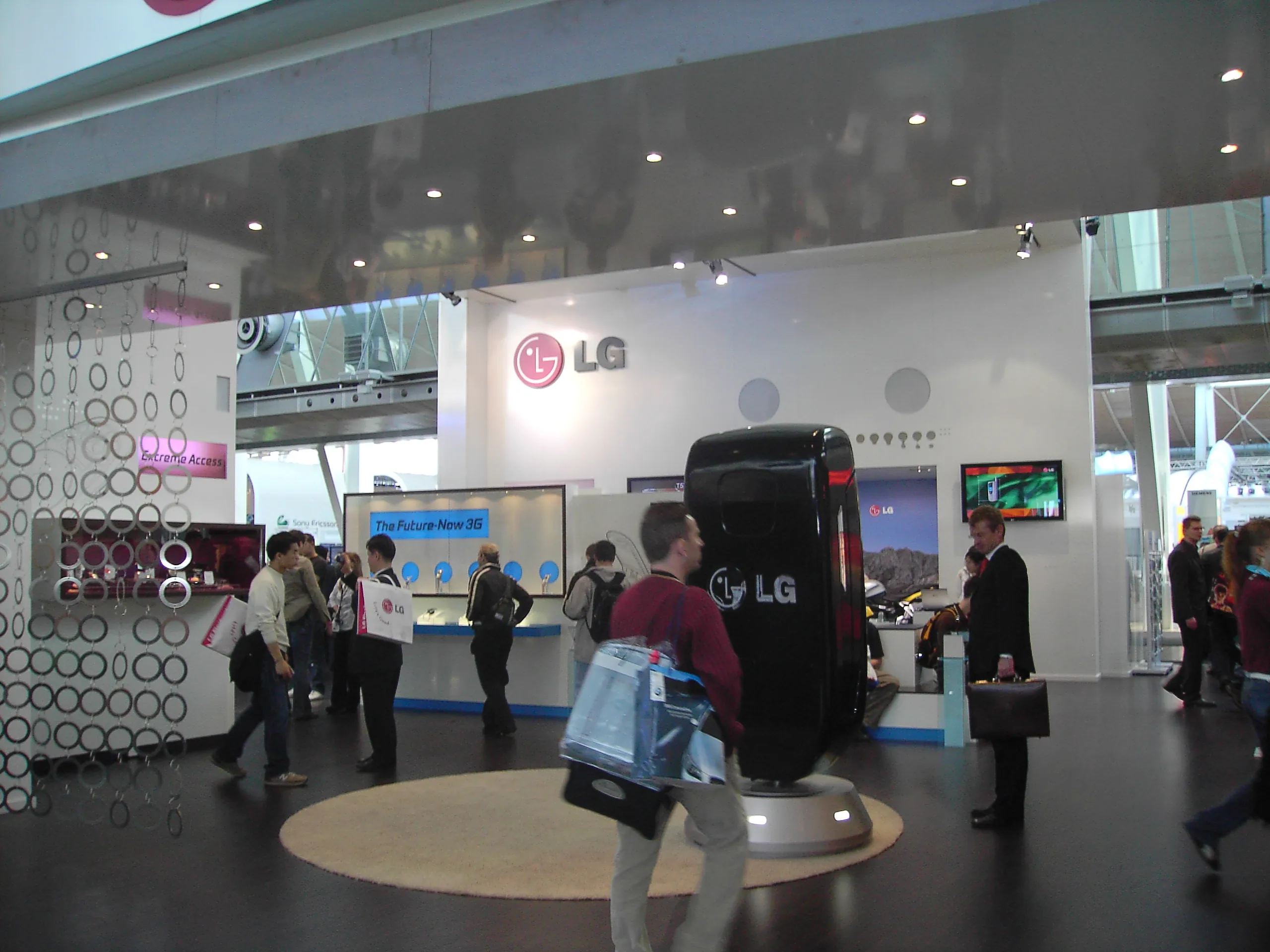 Революция в дисплеите: LG Display представя OLED технологии от бъдещето