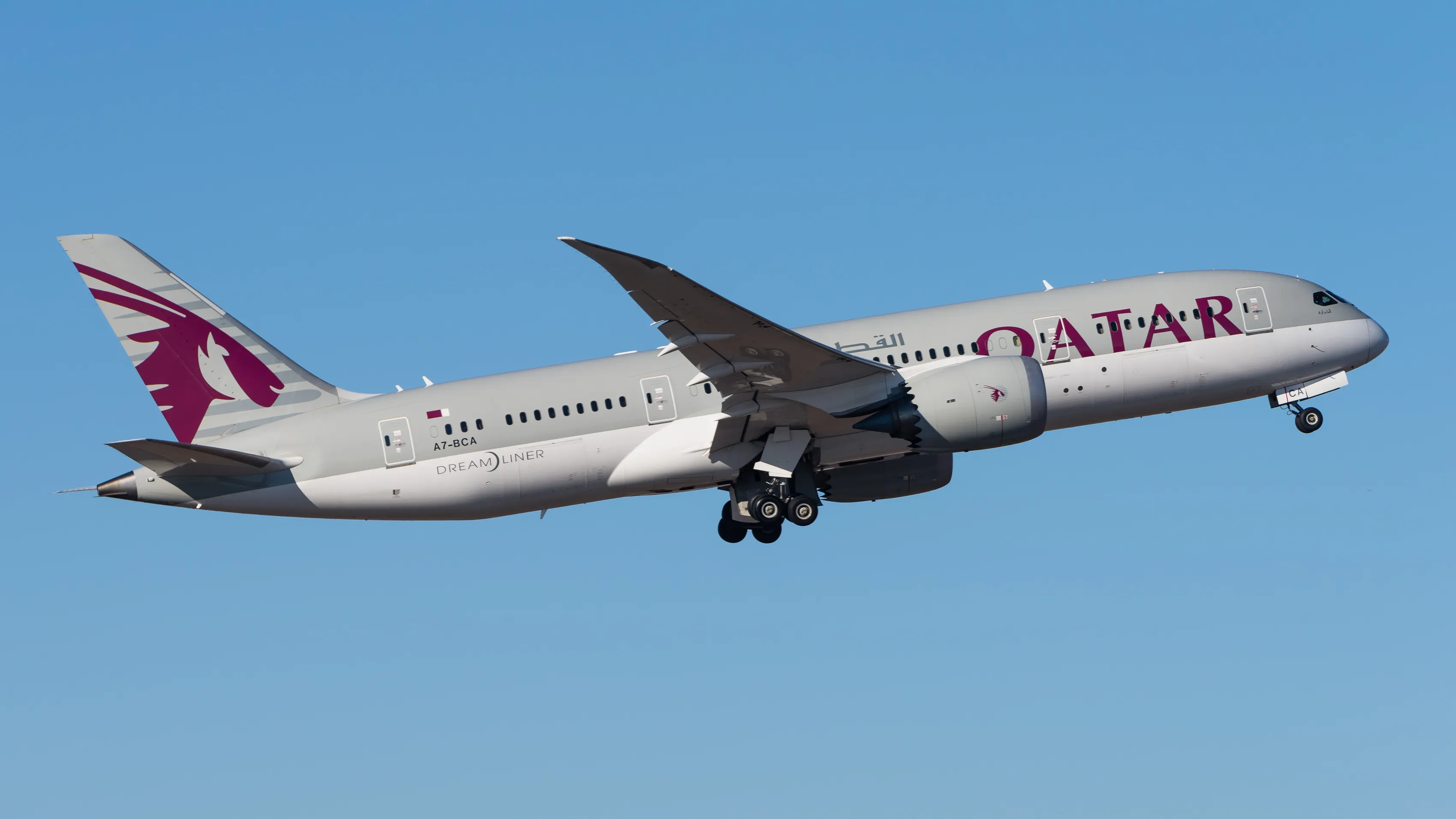 Боинг 787 „Дримлайнер" Qatar Airways приземлился в Софии – посмотрите, что рассказывают спотеры