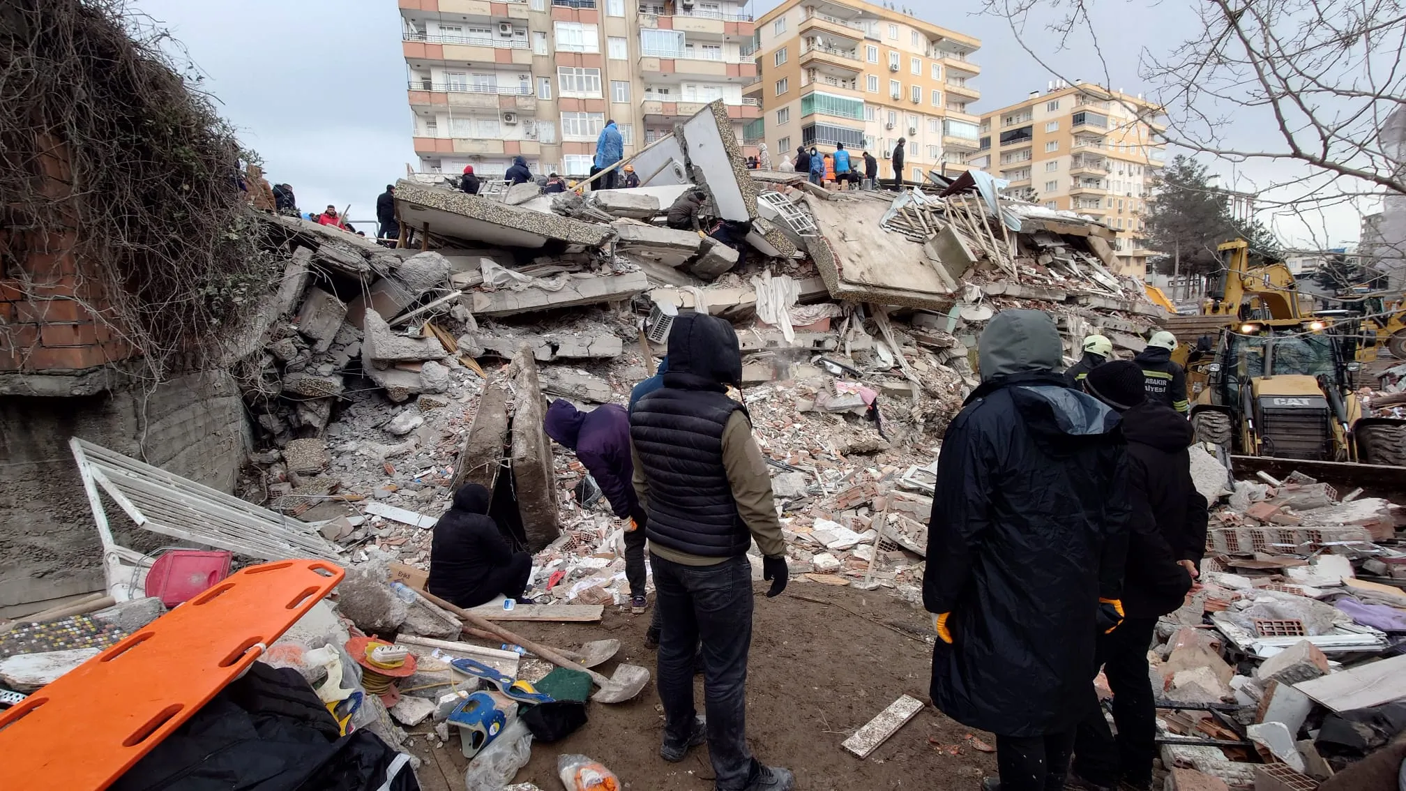 A 6.1 magnitude earthquake shook northwestern Turkey, with one fatality