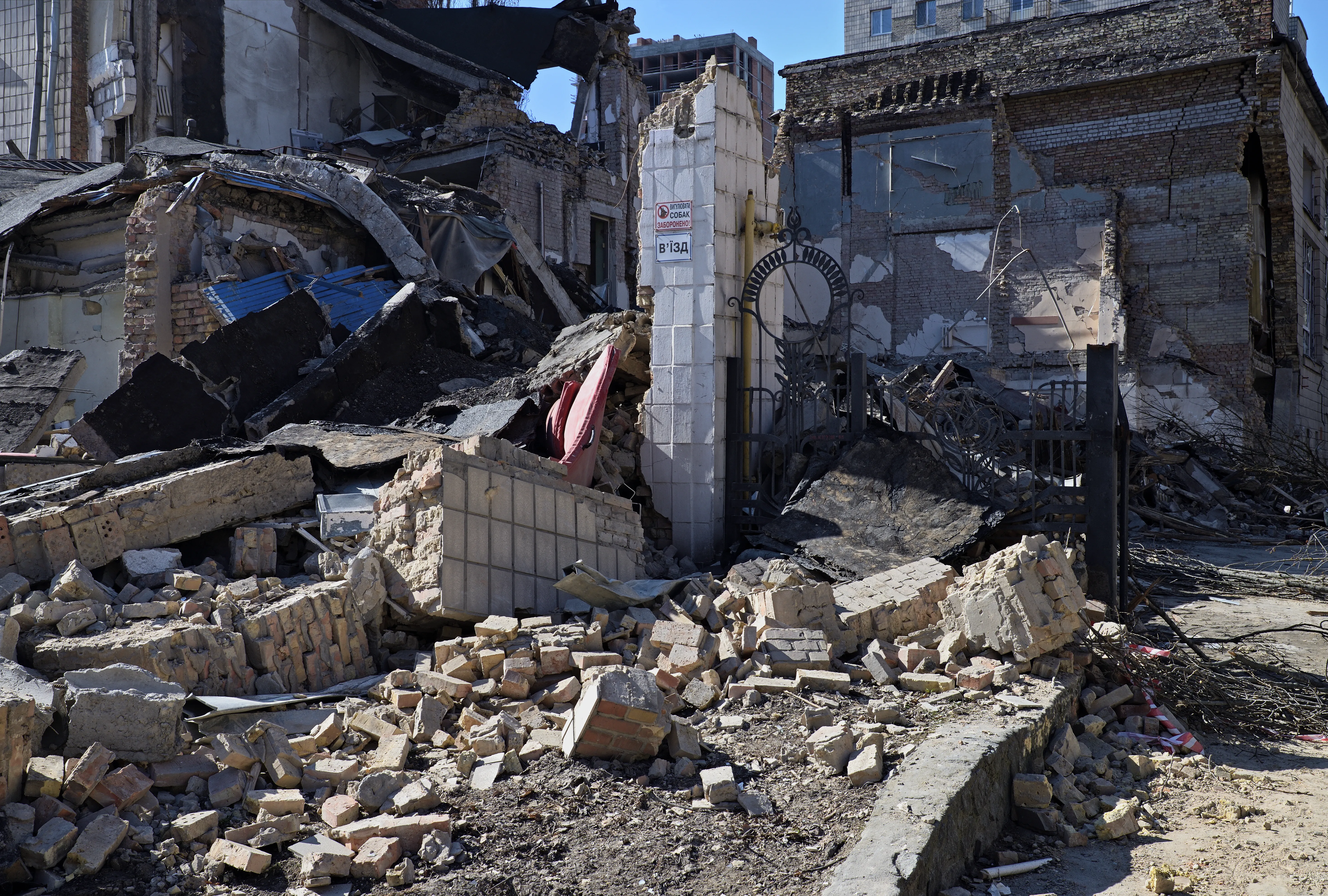 Russia launched new strikes on Kyiv while children were going to school