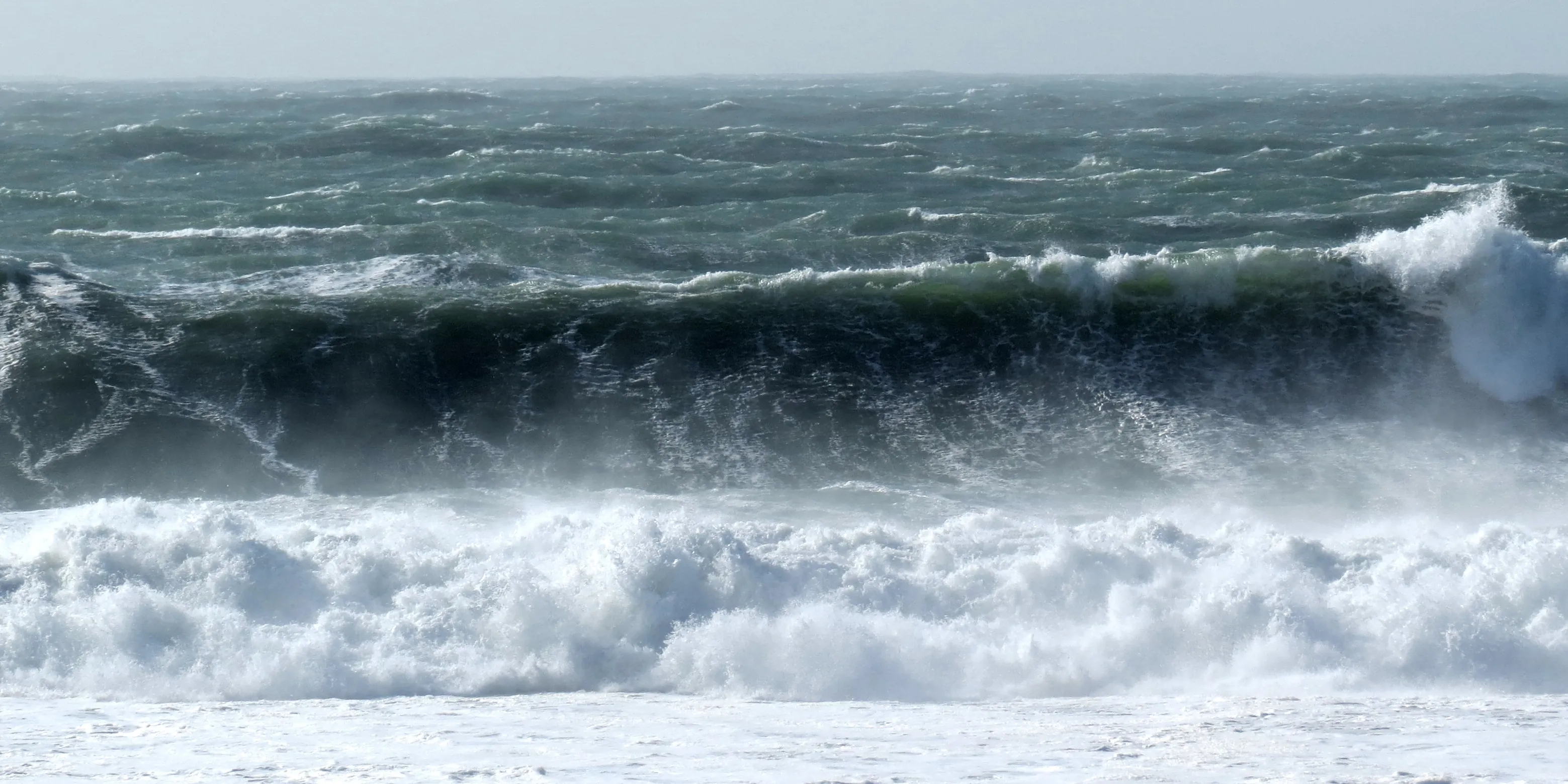 Буря в Португалии: Британка погибла, десятки ранены