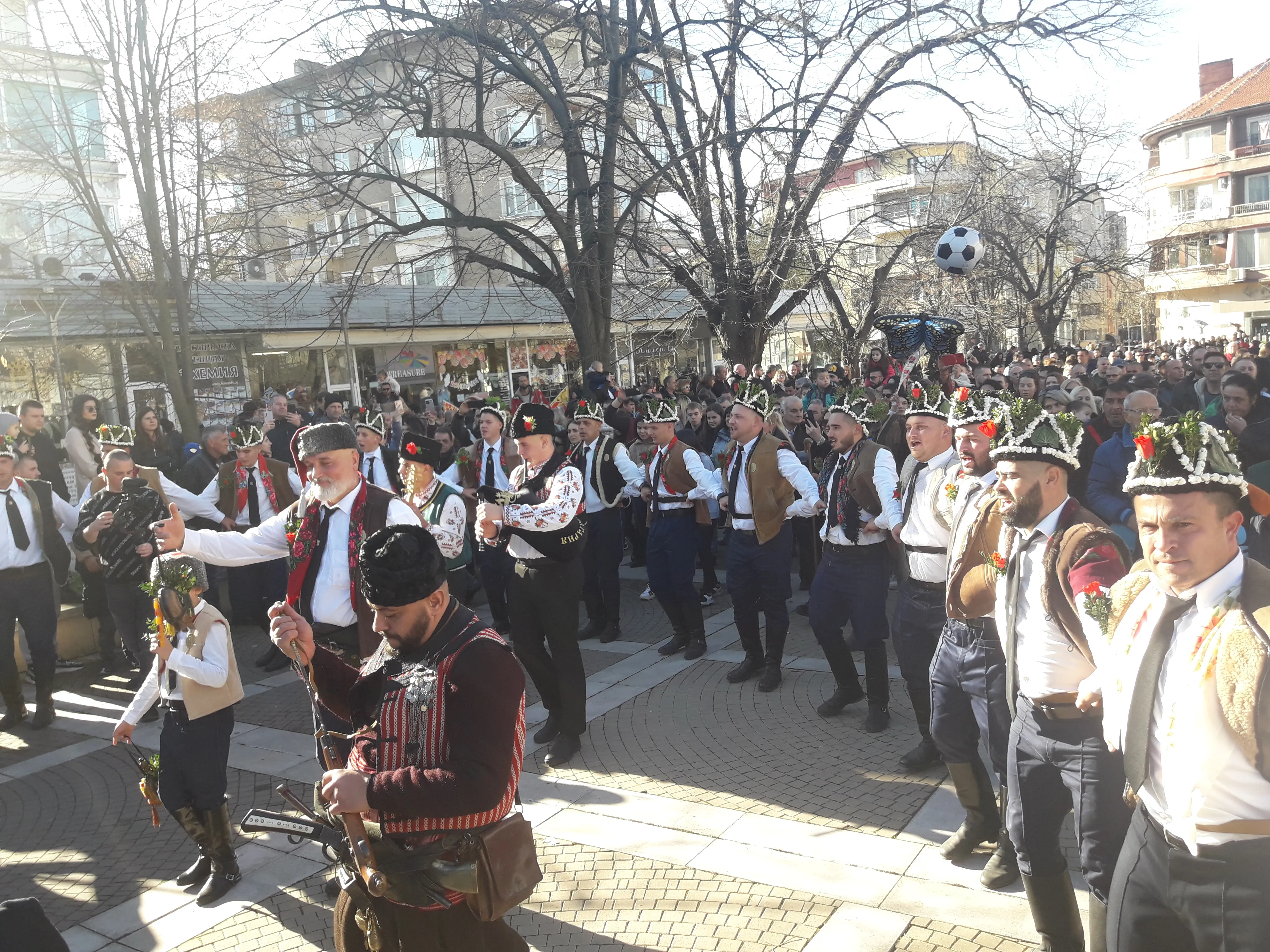 Коледари от кв. „Черно море“ събраха над 3500 лева за Никола Димов