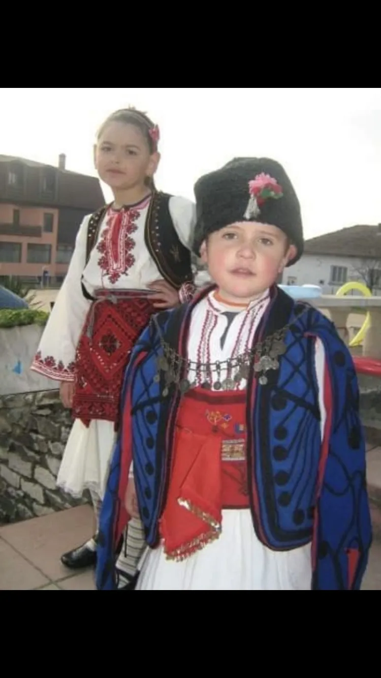 Лазарки от Несебър зарадваха общината с празничен поздрав