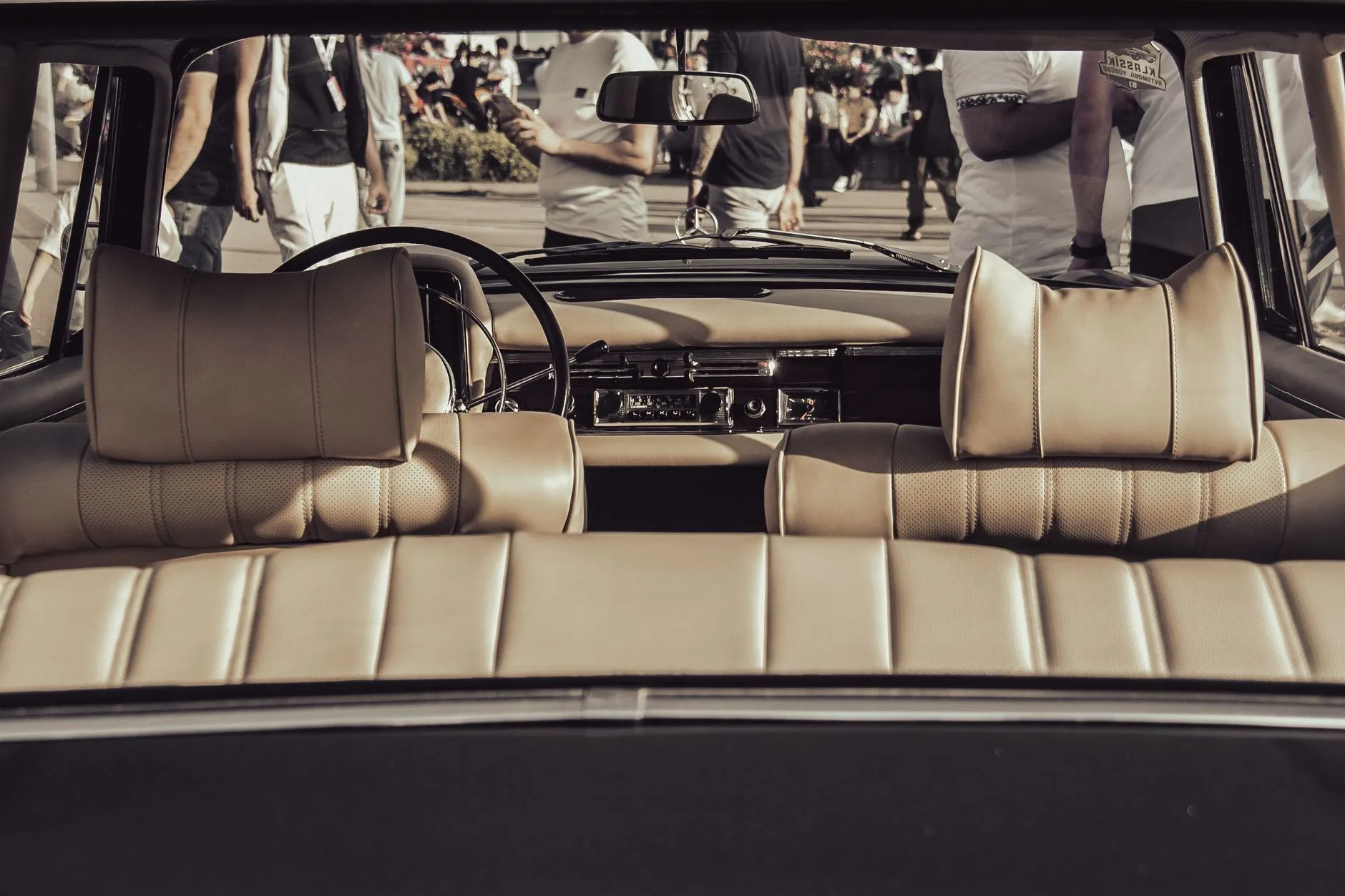 Луксозен дует: Класически Range Rover и модерен SV Ultra в уникален проект