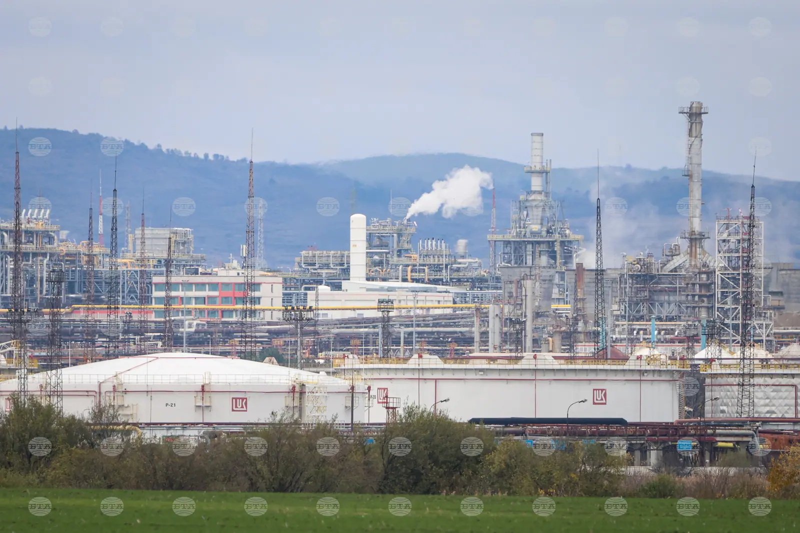 РИОСВ-Бургас проверява „Лукойл Нефтохим“ след сигнали за миризми
