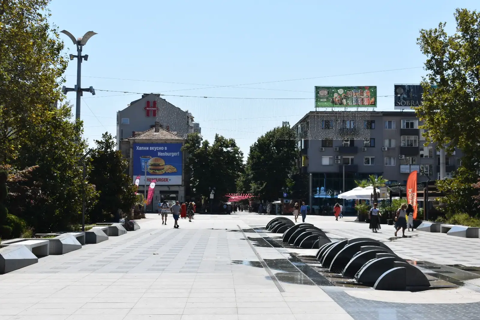 Община Бургас: Няма забавяне при „Гъбките“, чака се гранит за облицовката