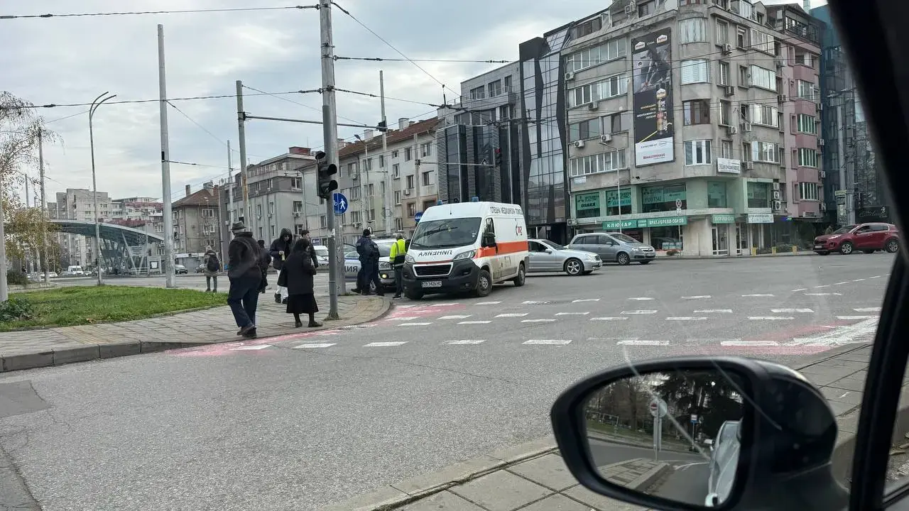 Колоездач е в шокова зала след удар в кола при Океански риболов в Бургас