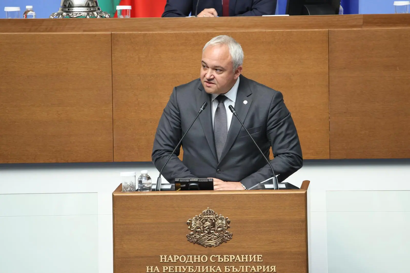 МВР разкри схема с мантинели за плащане на полети на Делян Пеевски