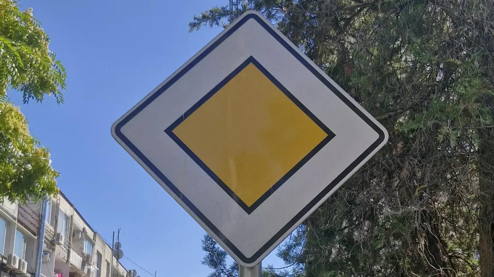 Car leaves road on Odrin Boulevard in Burgas and knocks down traffic sign