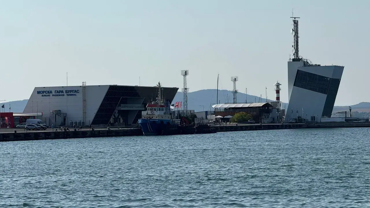 Министър Пеев идва в Бургас след удара с дронове по кораби край България