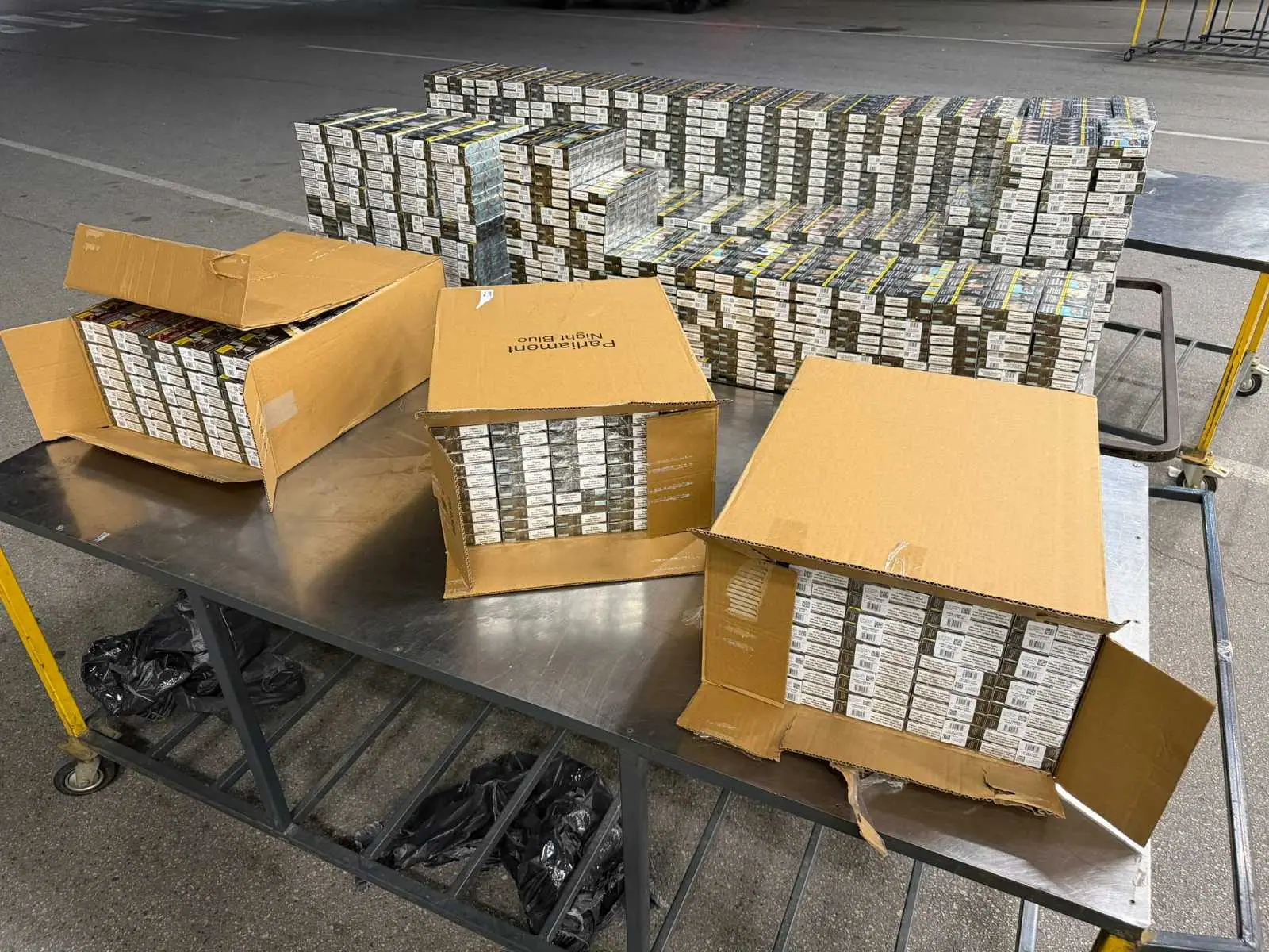 Митничари откриха близо 130 000 къса цигари в турски камион на Капитан Андреево