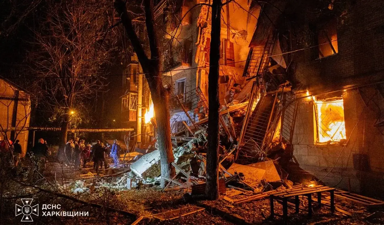 Руска ракета разруши вход на жилищен блок в Харков, 11 цивилни са ранени