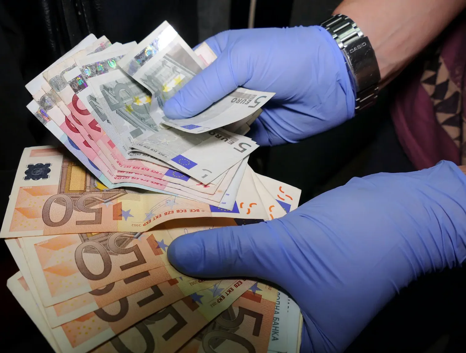 Woman, 81, gets back €13,907.13 she gave to phone scammers