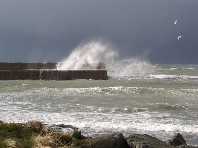 Cyclone with gusts up to 150 km/h will hit the UK and France, a second one is coming over the weekend