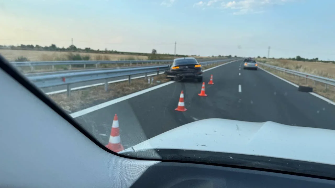 Катастрофа между два автомобила край Поморие затруднява движението по АМ Варна–Бургас