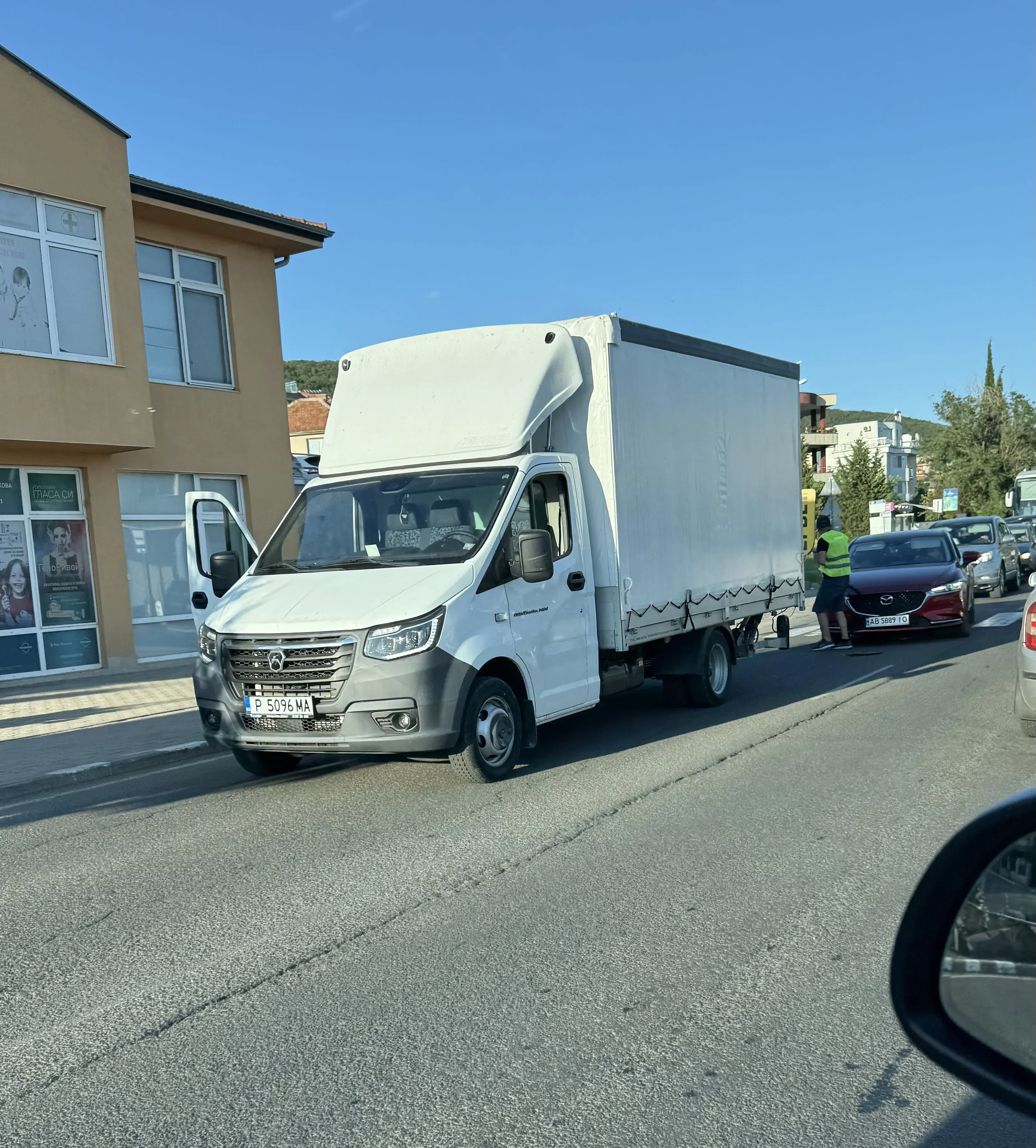 Лек инцидент между камион и лек автомобил затрудни трафика в Свети Влас