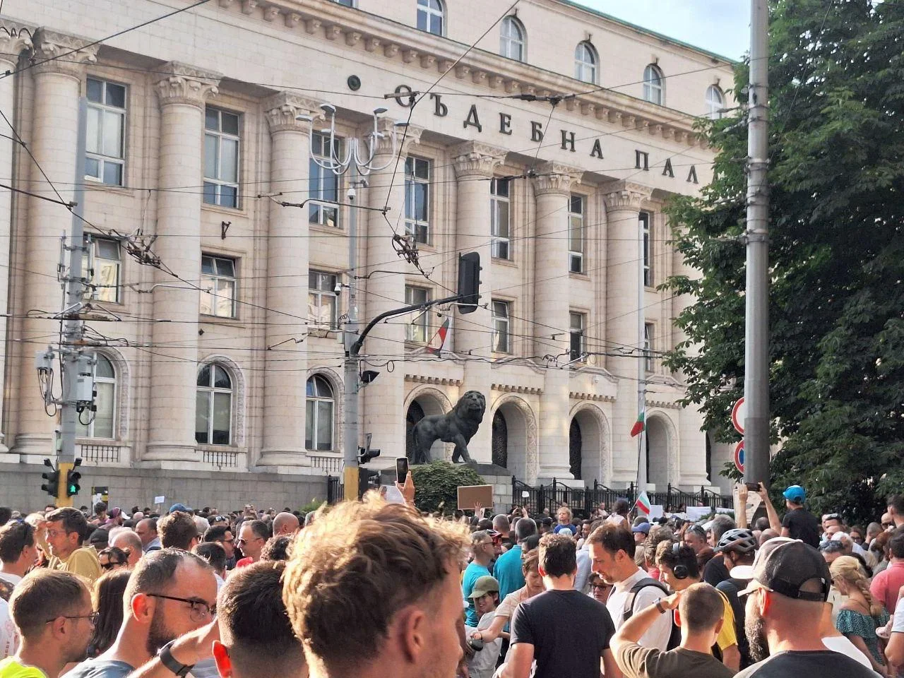 "Мафия, оставка!" — стотици души блокираха Съдебната палата в София