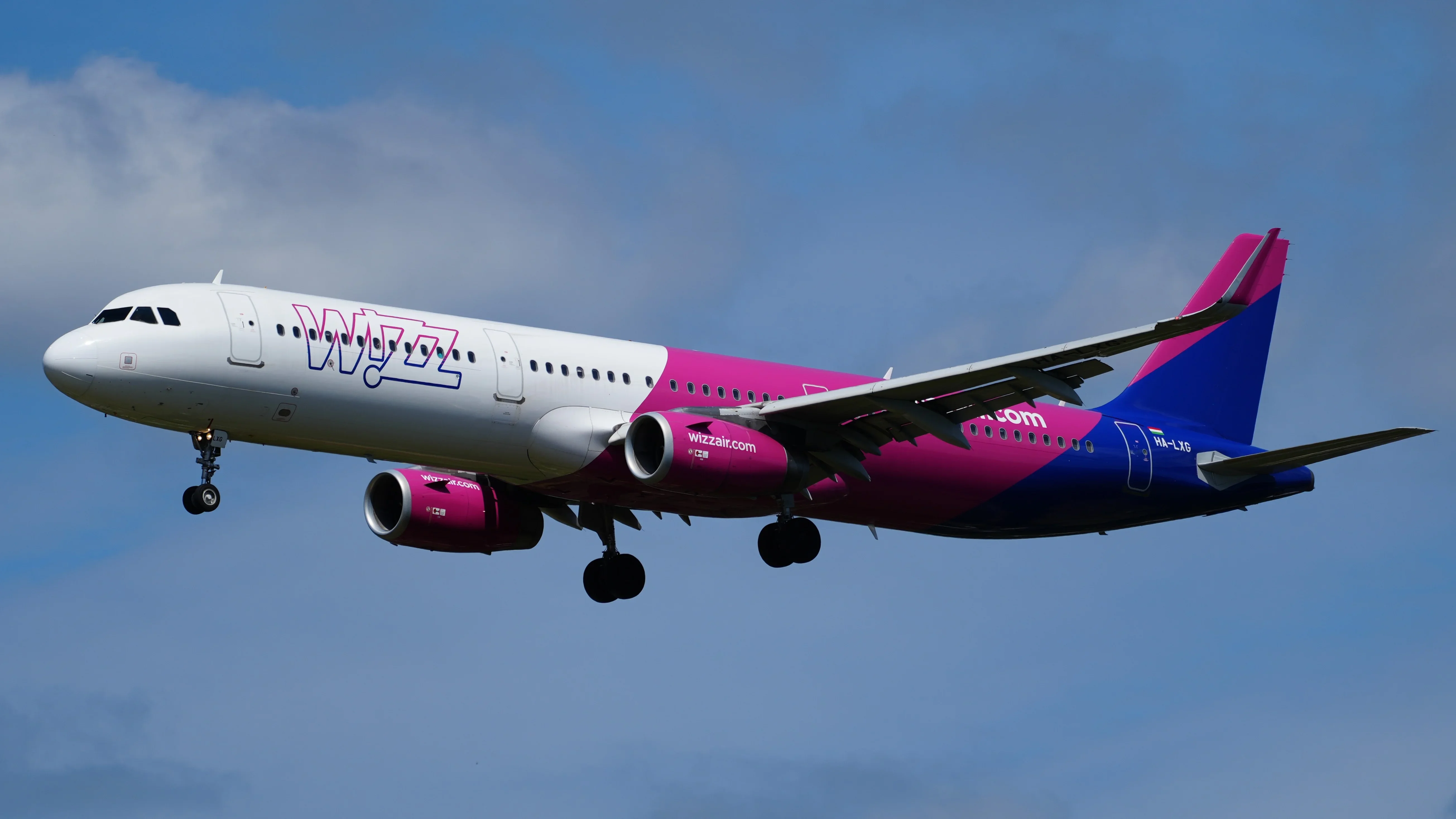 Горещ шанс за старт в авиацията: Wizz Air набира кабинен екипаж във Варна през август