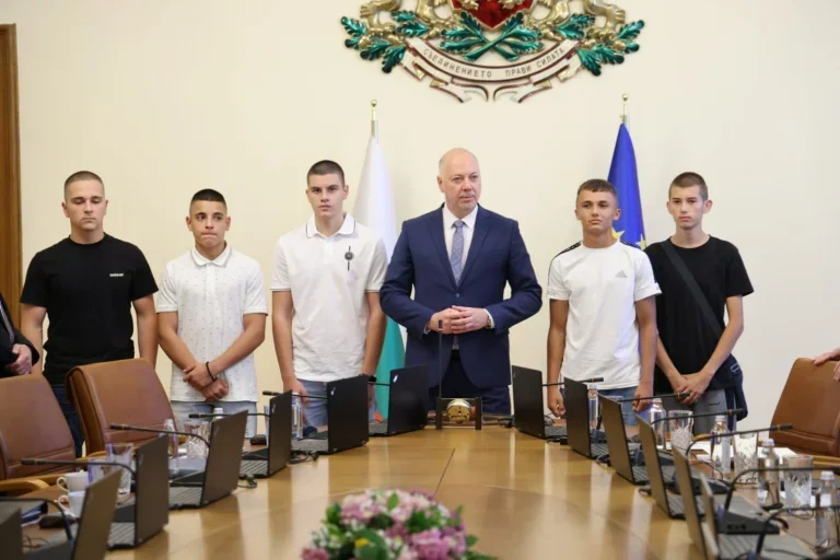 Премиерът Желязков почете млади герои от Сунгурларе за борба с пожари