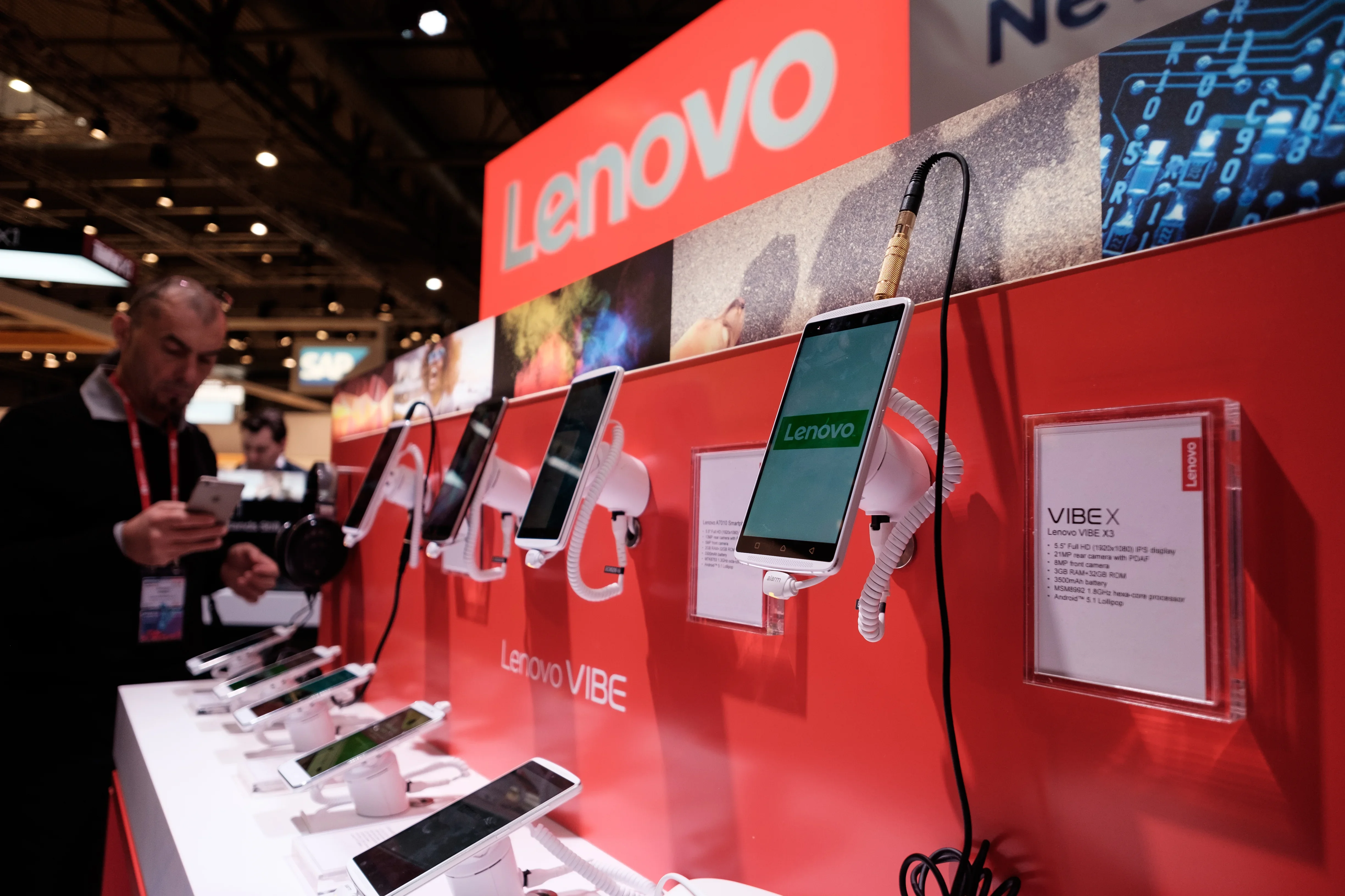 Lenovo Sets a New Standard in AI: Hybrid Strategy Brings Historic Growth