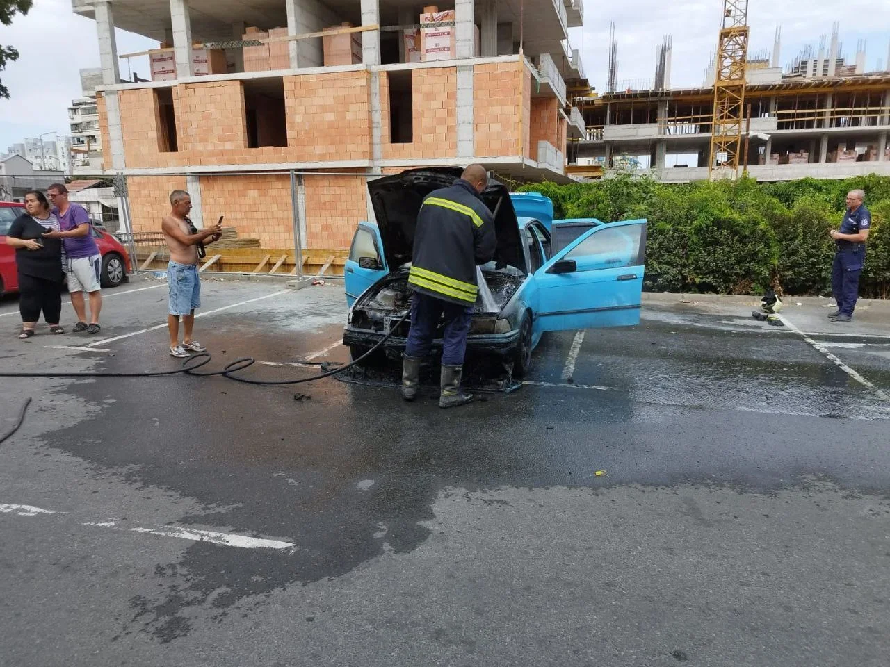 Пожар повредил автомобиль перед магазином «Анет» на Медном руднике, моторный отсек полностью сгорел