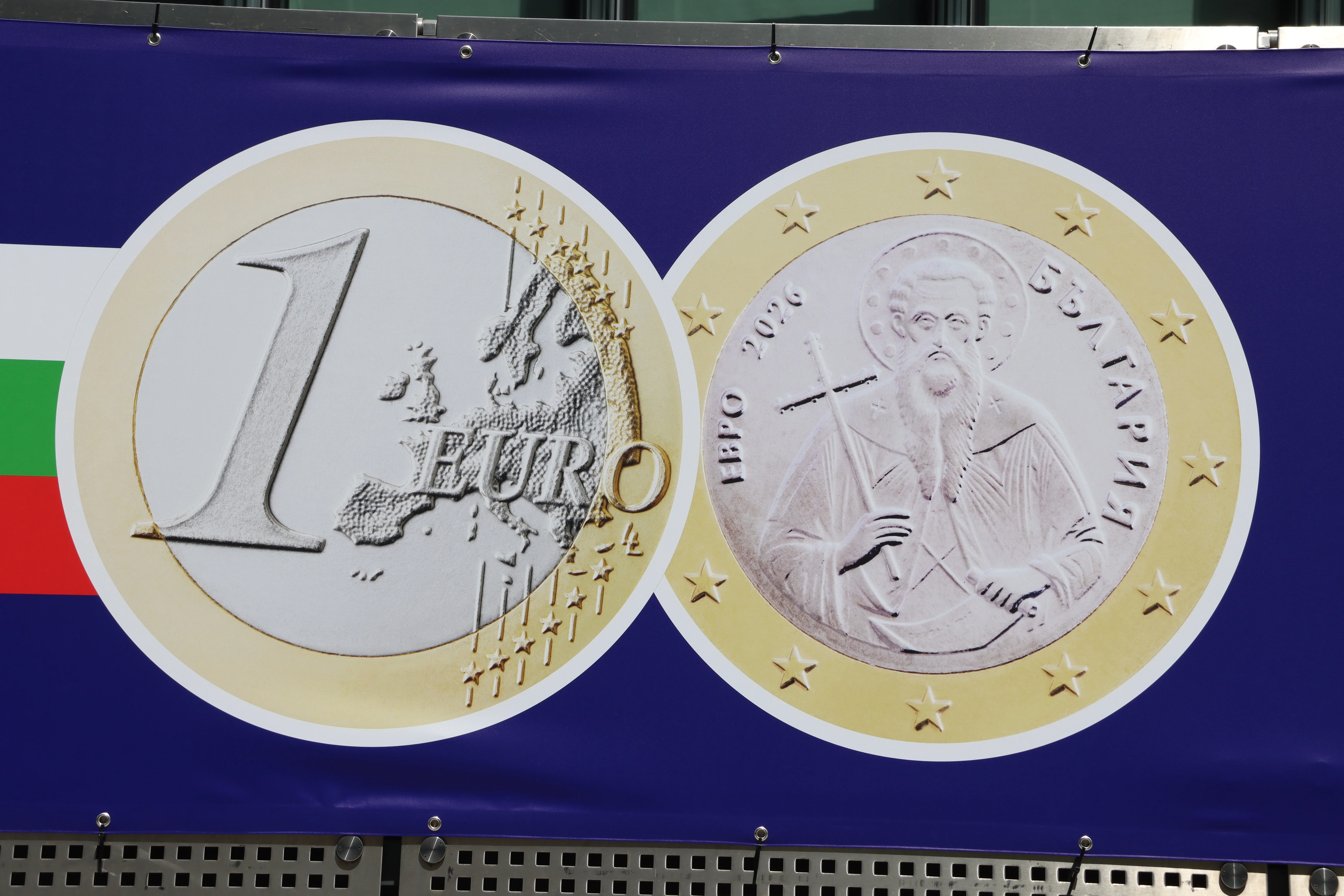 Информационная кампания "Пенсии в евро" для пожилых людей