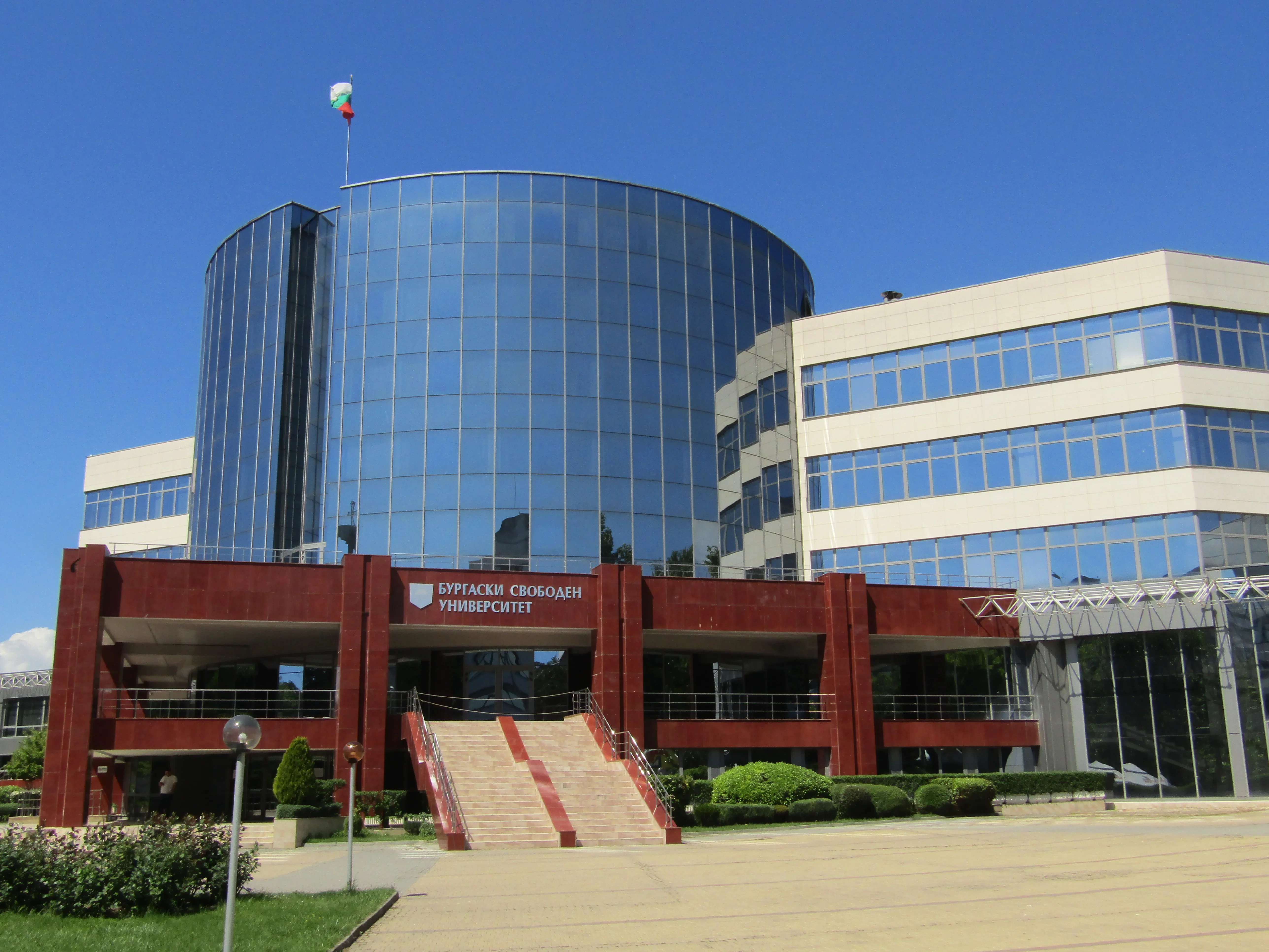 Първи випуск лекари се дипломира в Бургаския университет