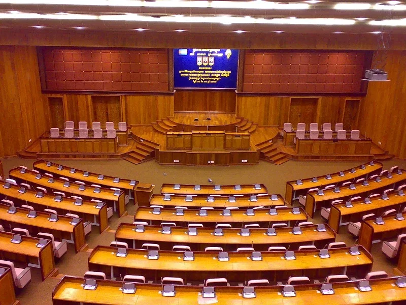 Peevski enters Parliament after clash with PP