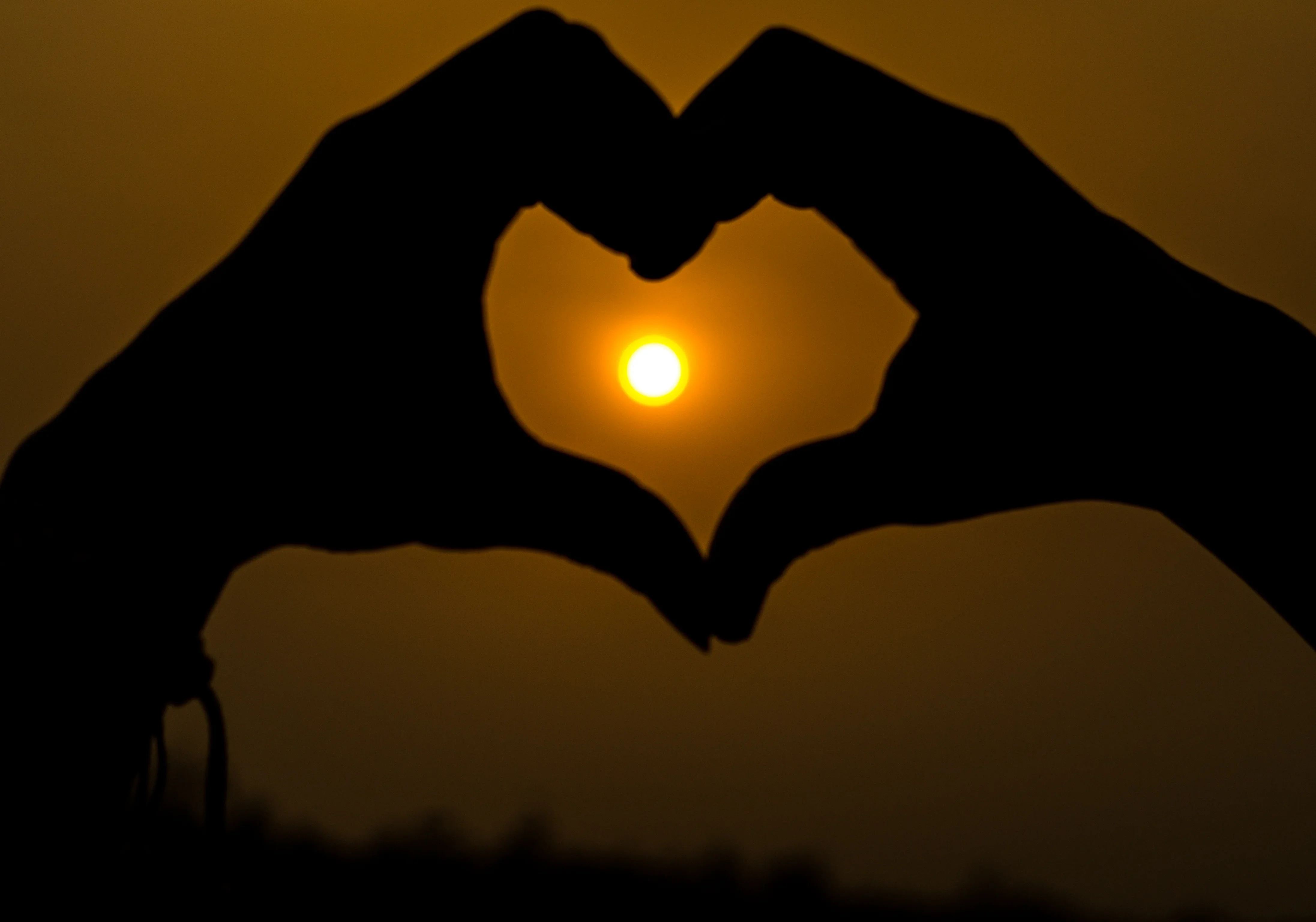 Необичаен любовен жест в Бургас: мъж обясни любовта си на билборд