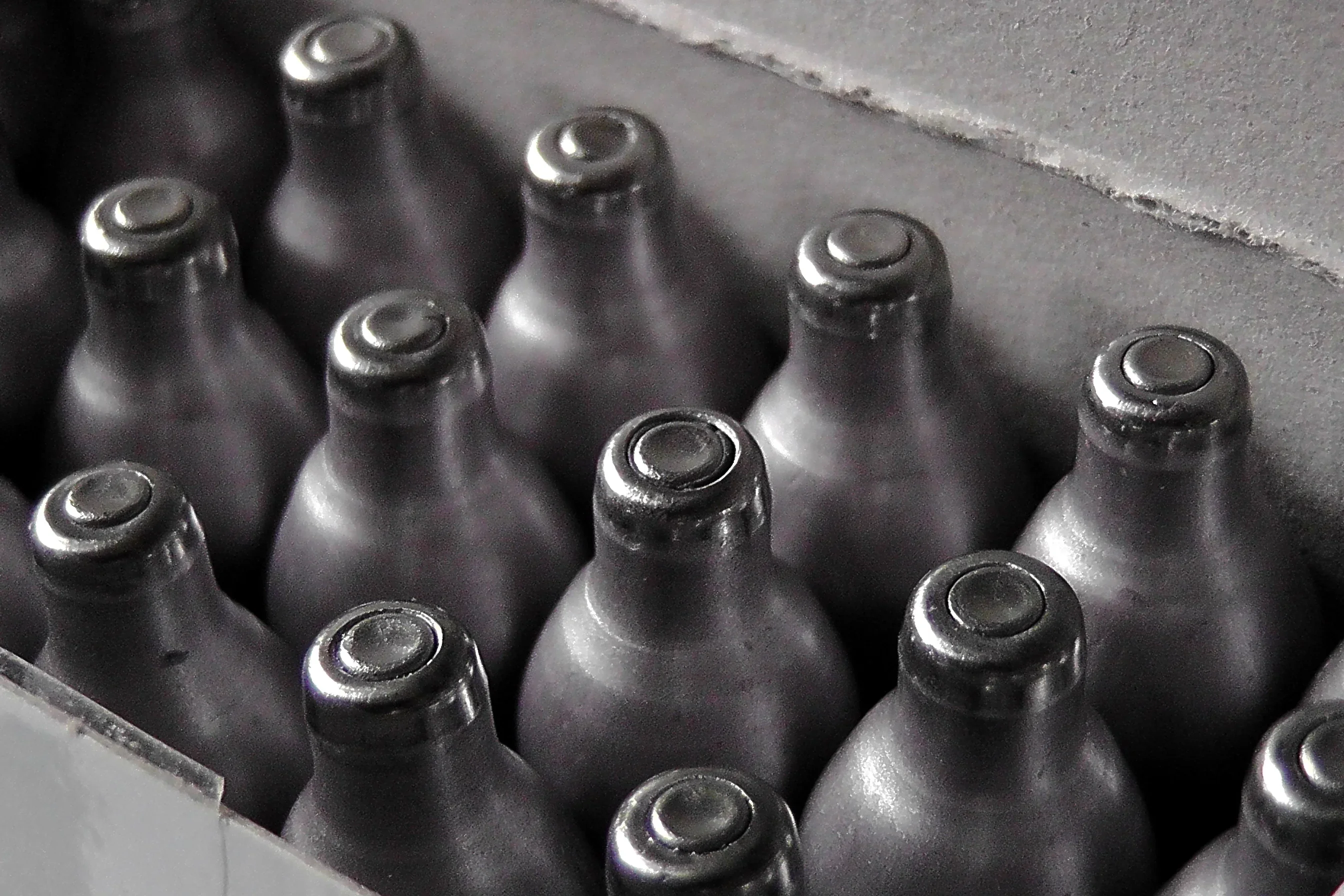 Спецакция: Над 12 000 флакона с райски газ иззети, задържан криминално проявен