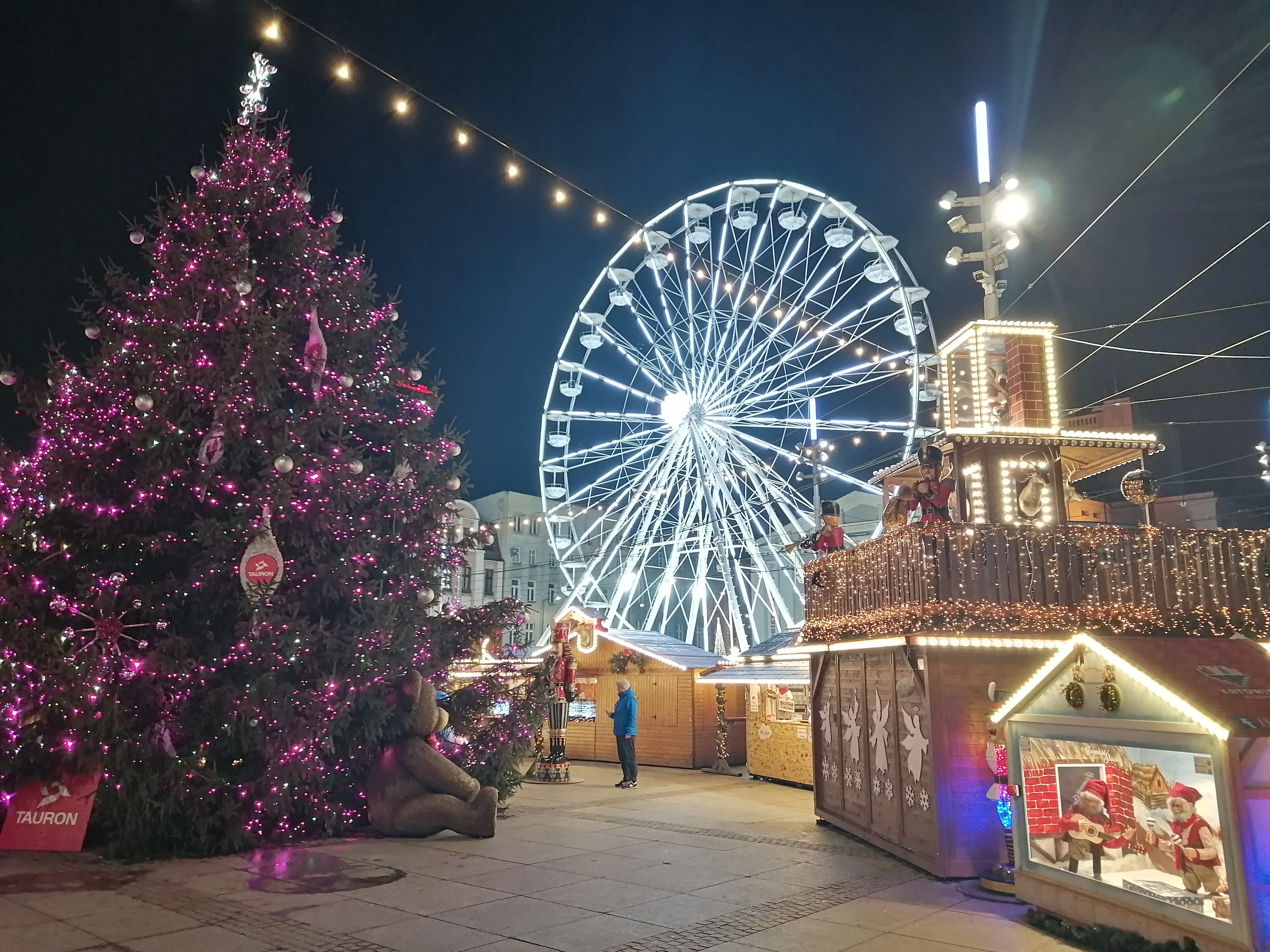 Коледа 2025: Празник на "стегнатия колан" или последно сбогом с лева?