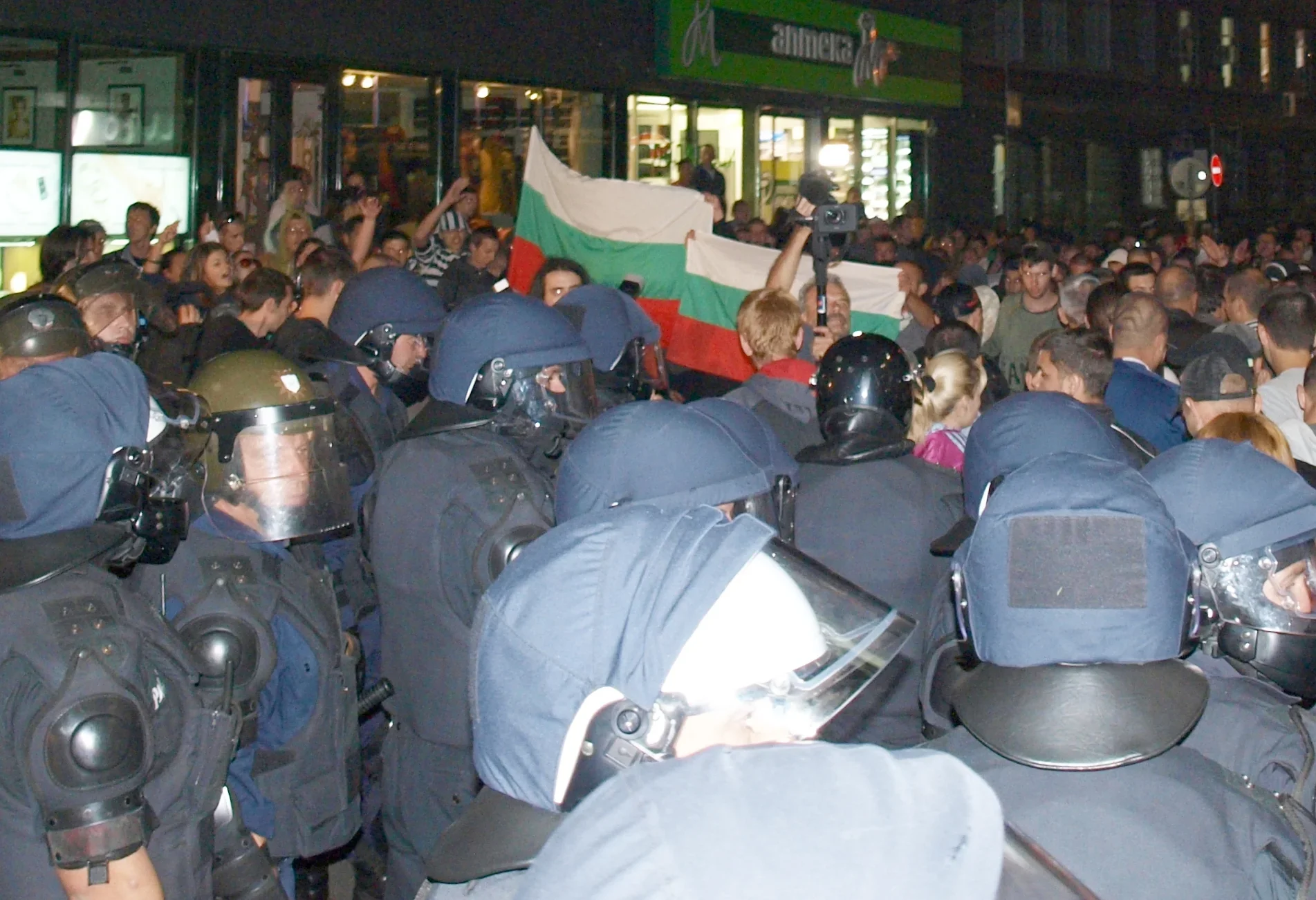 10 души задържани на протеста в Бургас: Причината – безредици и символи на омразата
