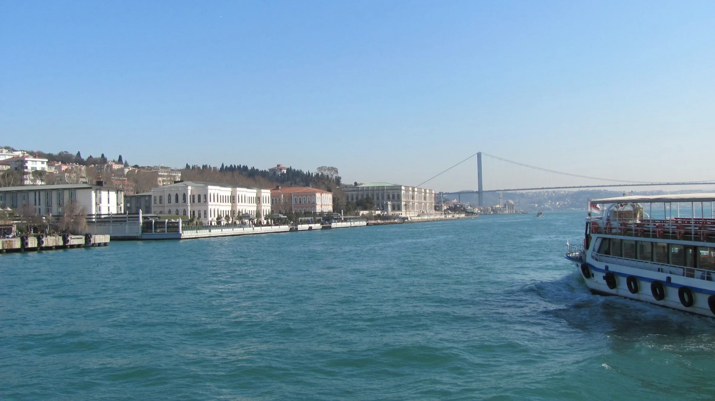 Турция повишава таксите за Босфора: удар по българския бизнес и потребители