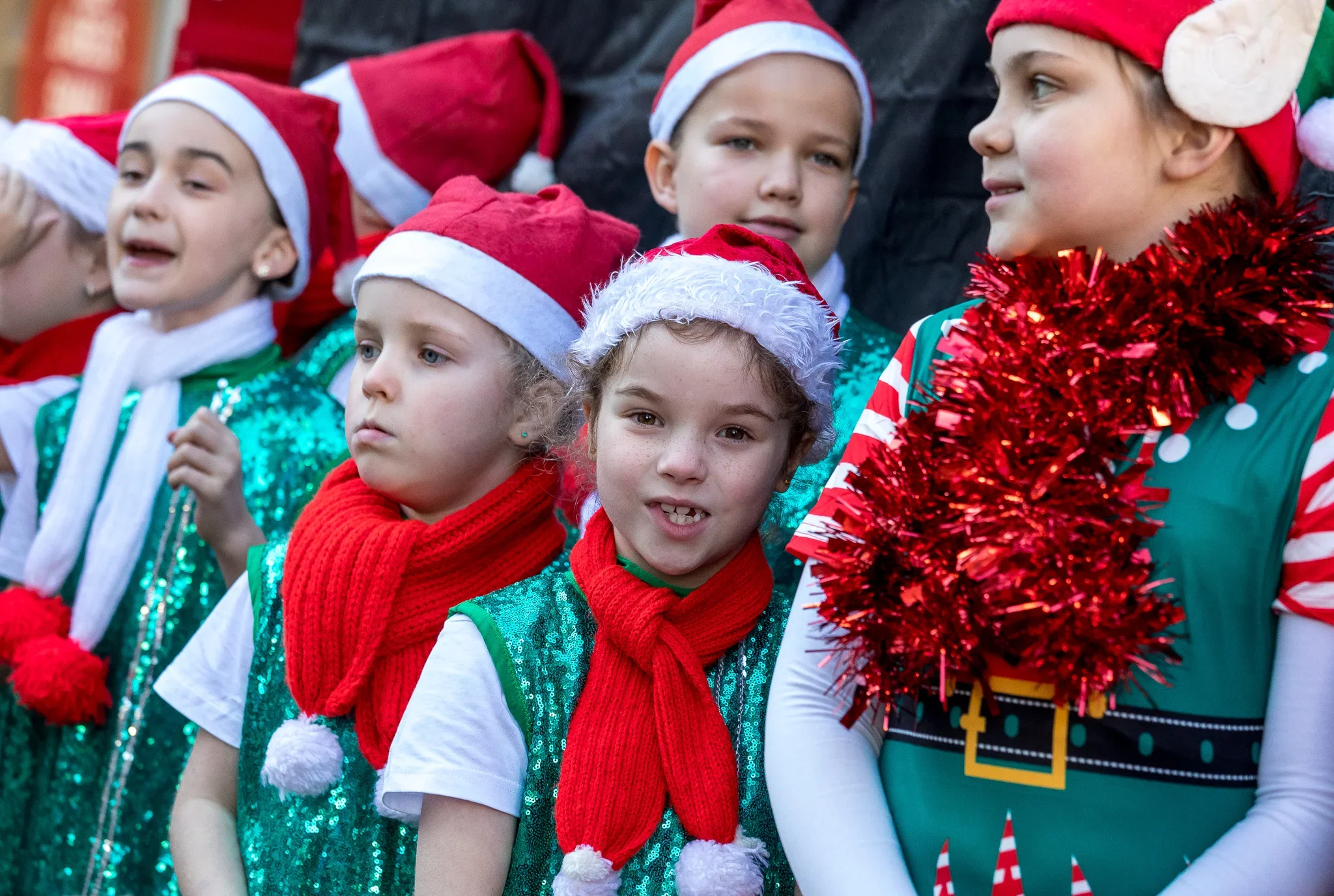 Снежанка, елфите и коледни късметчета в градския транспорт на Бургас