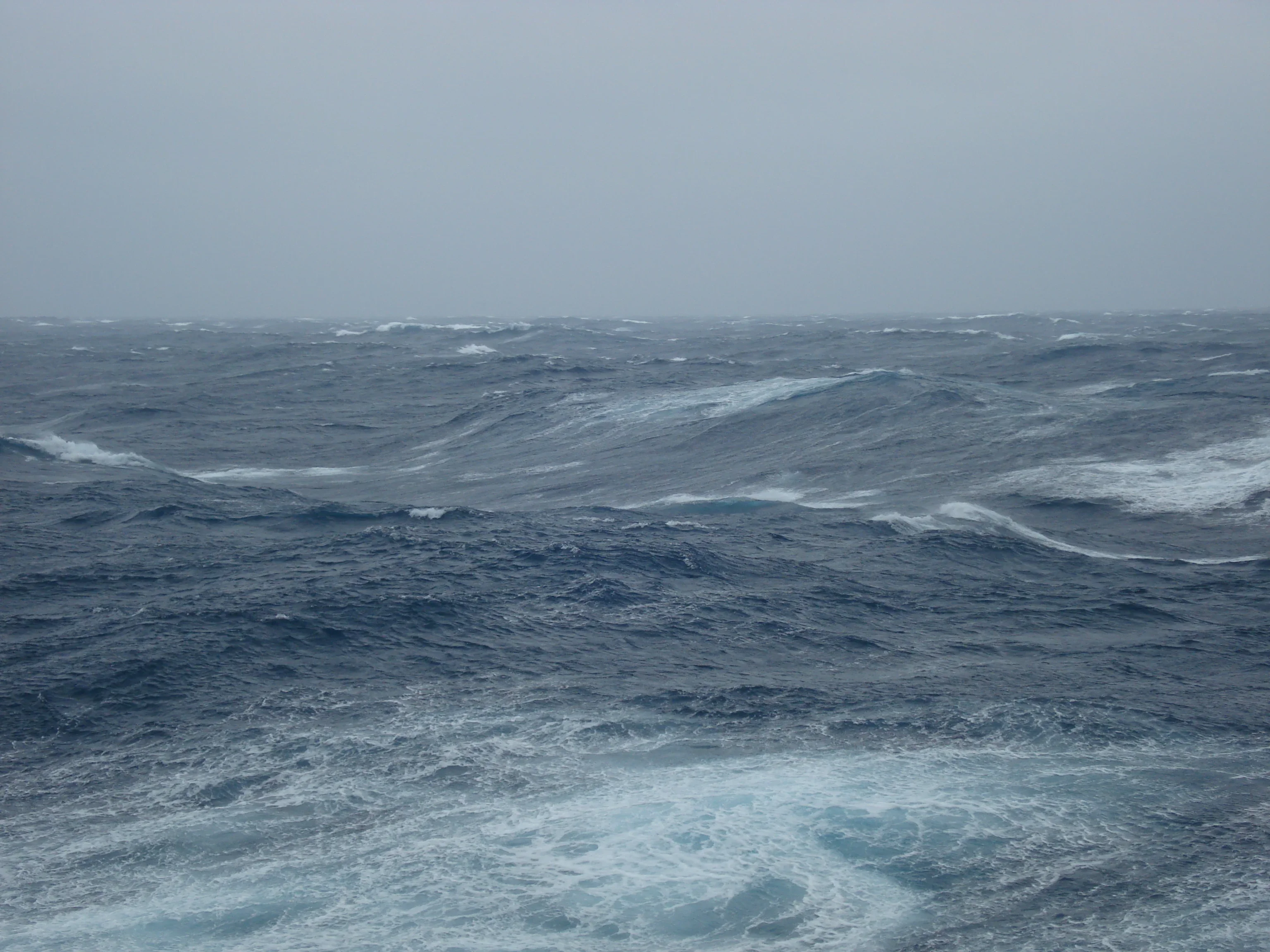 Сильный ветер причинил ущерб в 26 областях страны, объявлен "желтый код" на завтра