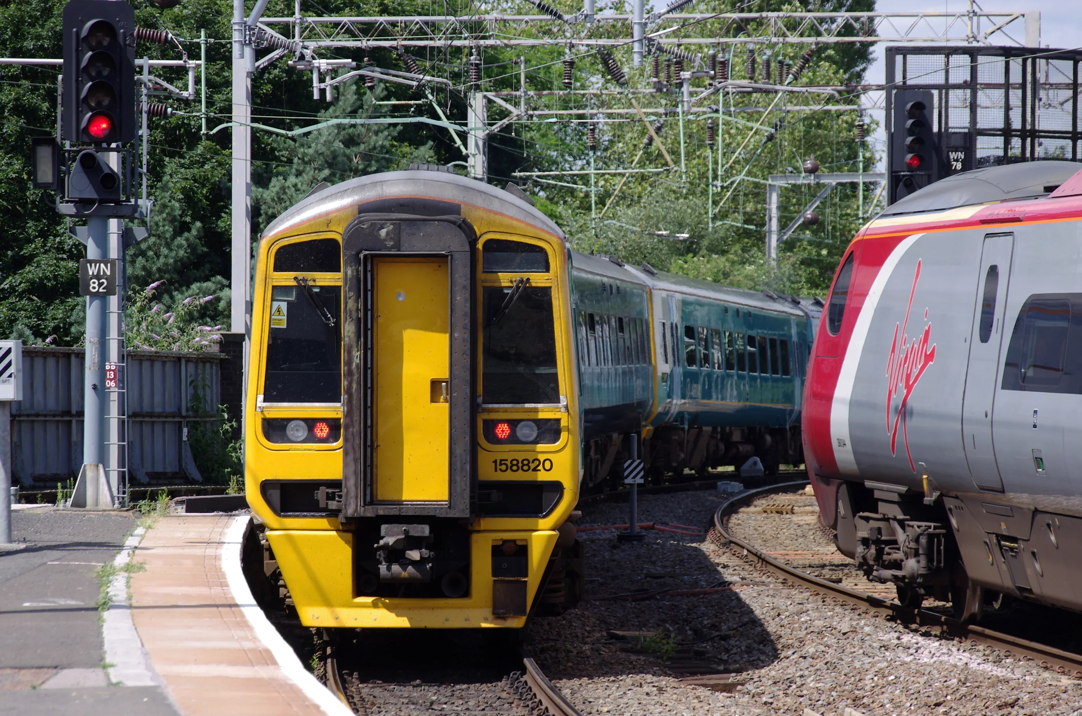 Подбалканската жп линия блокирана заради ураганен вятър: Пътници са превозвани с автобуси