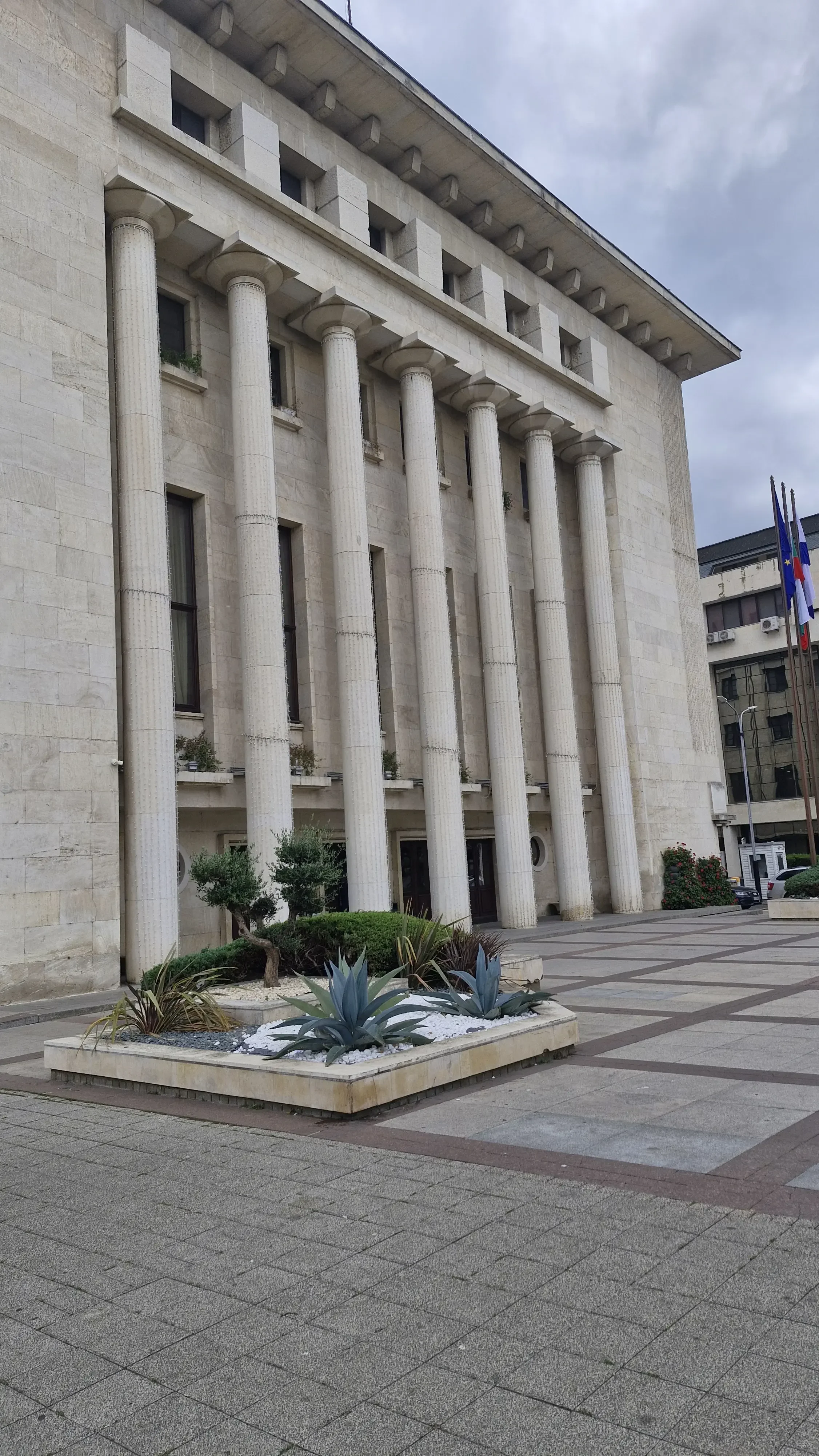 Ремонтът на покрива на Областна администрация Бургас приключва до месец (снимки)