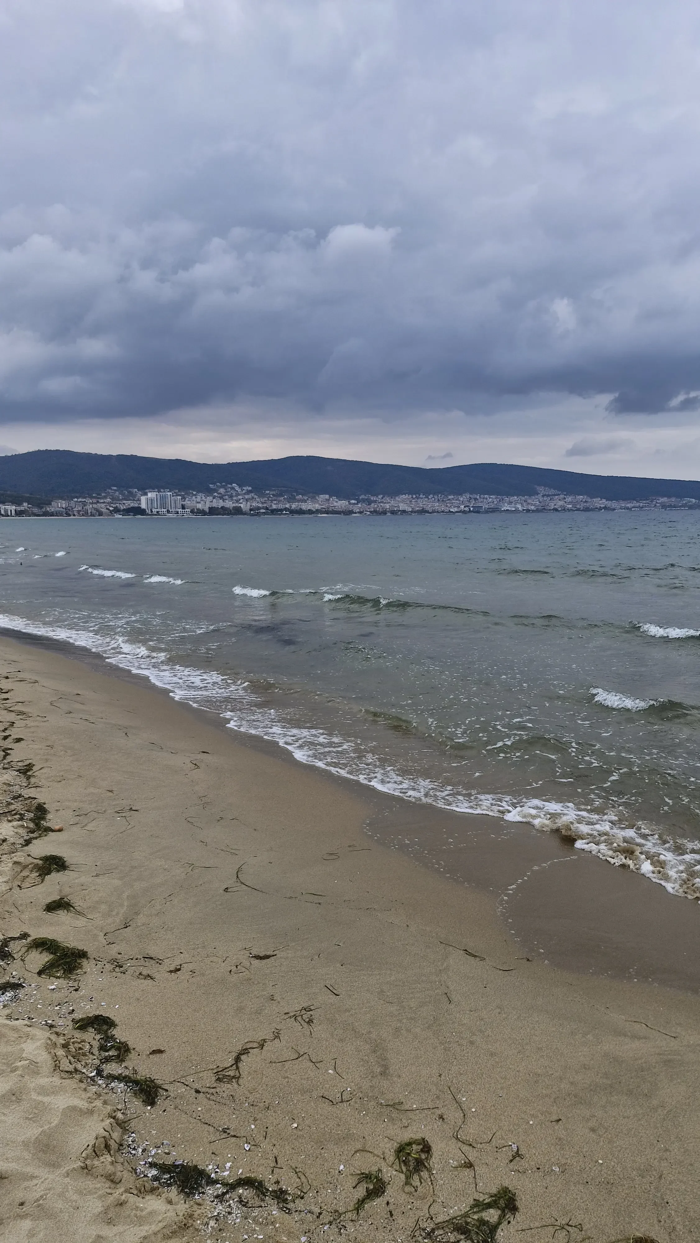 Замърсяване с мазут на плаж Кабакум във Варна: Предприети мерки