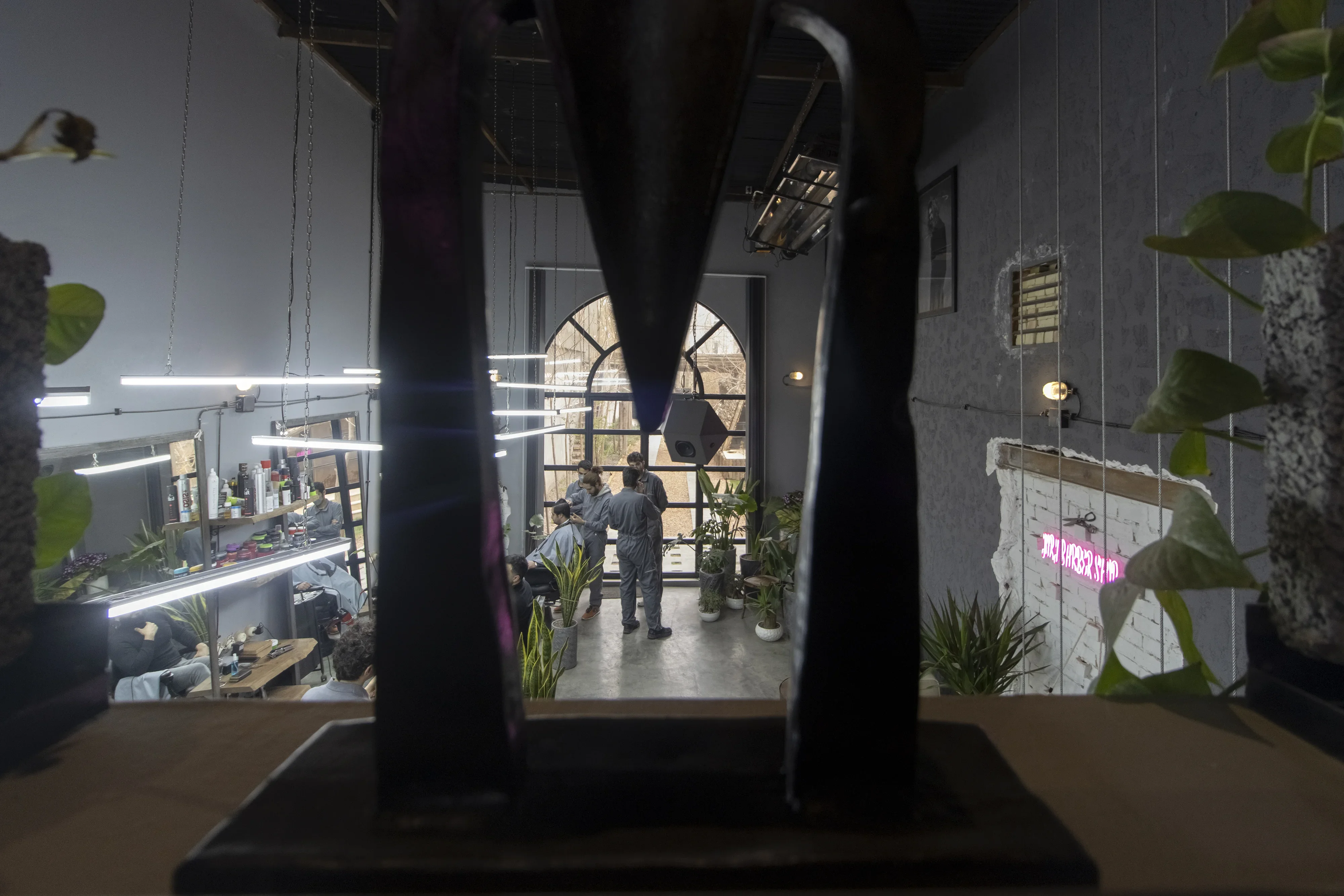 Свалени близо 120 видеоклипа с компрометиращо съдържание от два козметични салона в Бургас