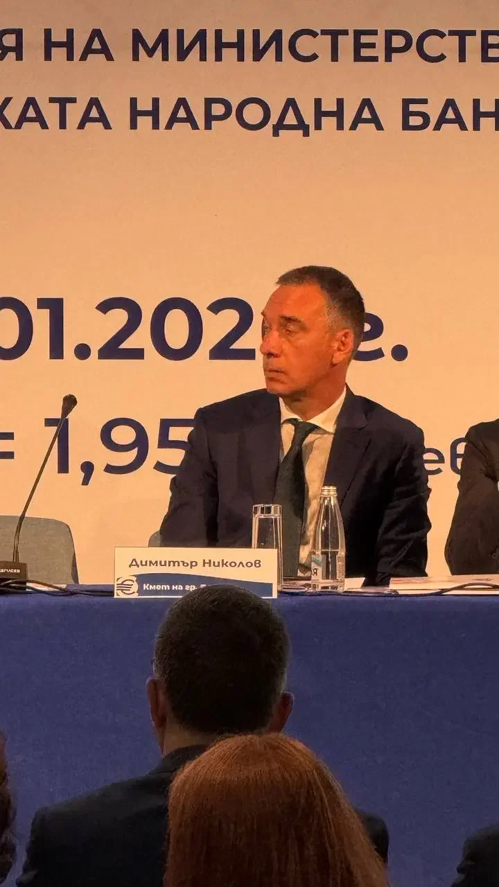 Лучшие условия и оплата для учителей в Бургасе: Мэр подписал доп. соглашение к Коллективному трудовому договору