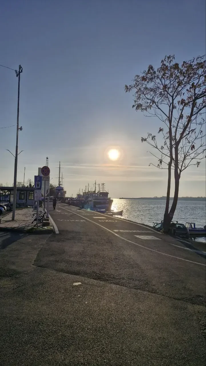 Погода: С разорванной облачностью, усиливающимся ветром и изменением температур