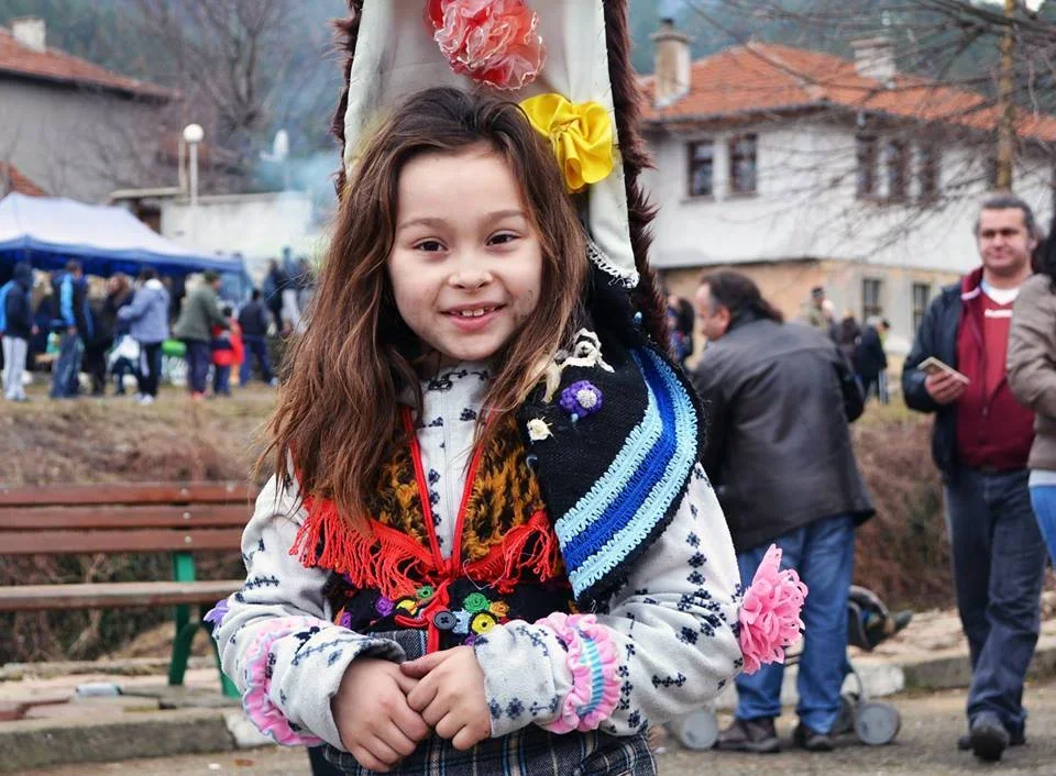 Кукери от ОУ "Свети Климент Охридски" поздравиха бургазлии